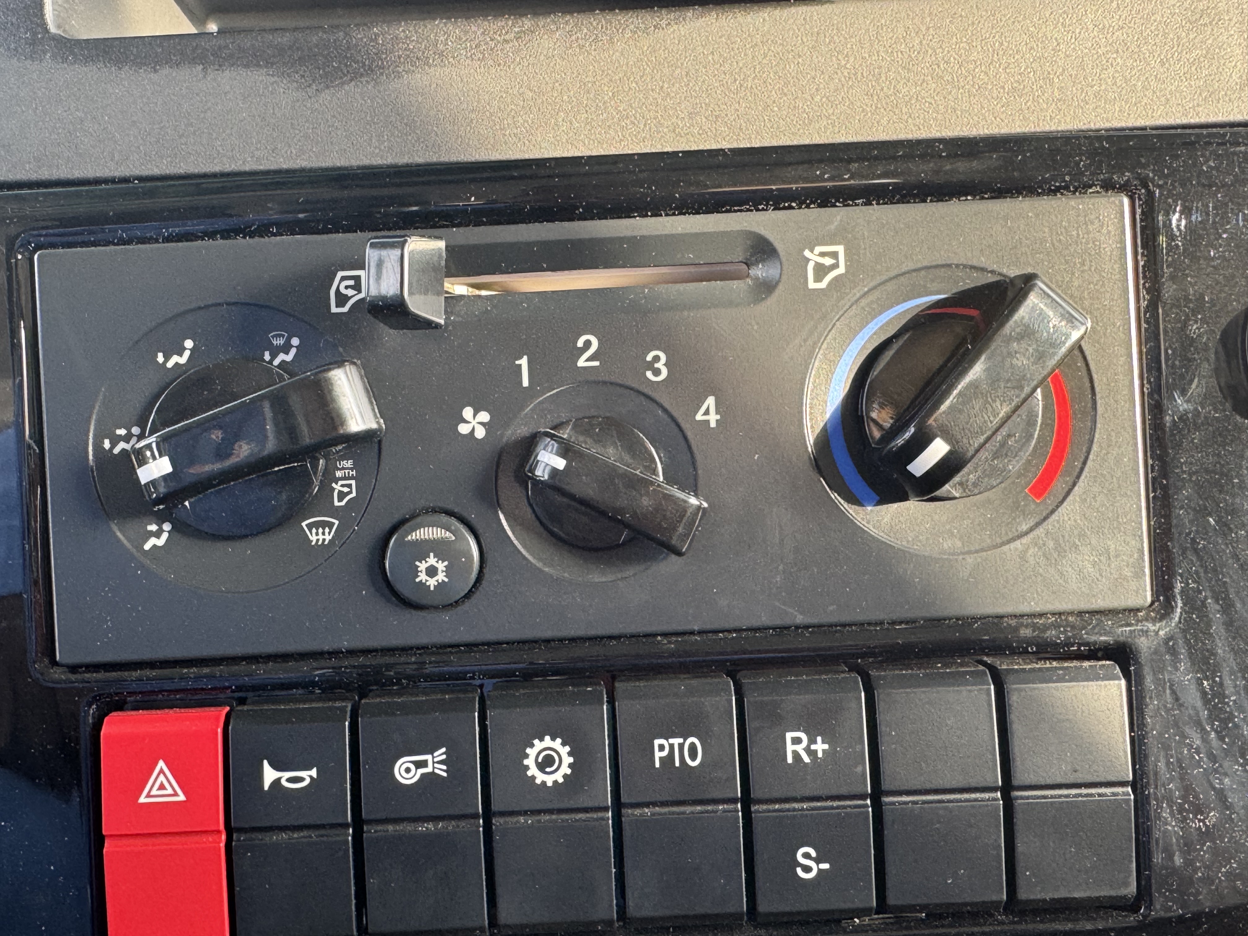 BTC-004-XCMG-SQZ200-Boom-truck-cranes-inspection-Air-conditioning-A/C-control-panel-2