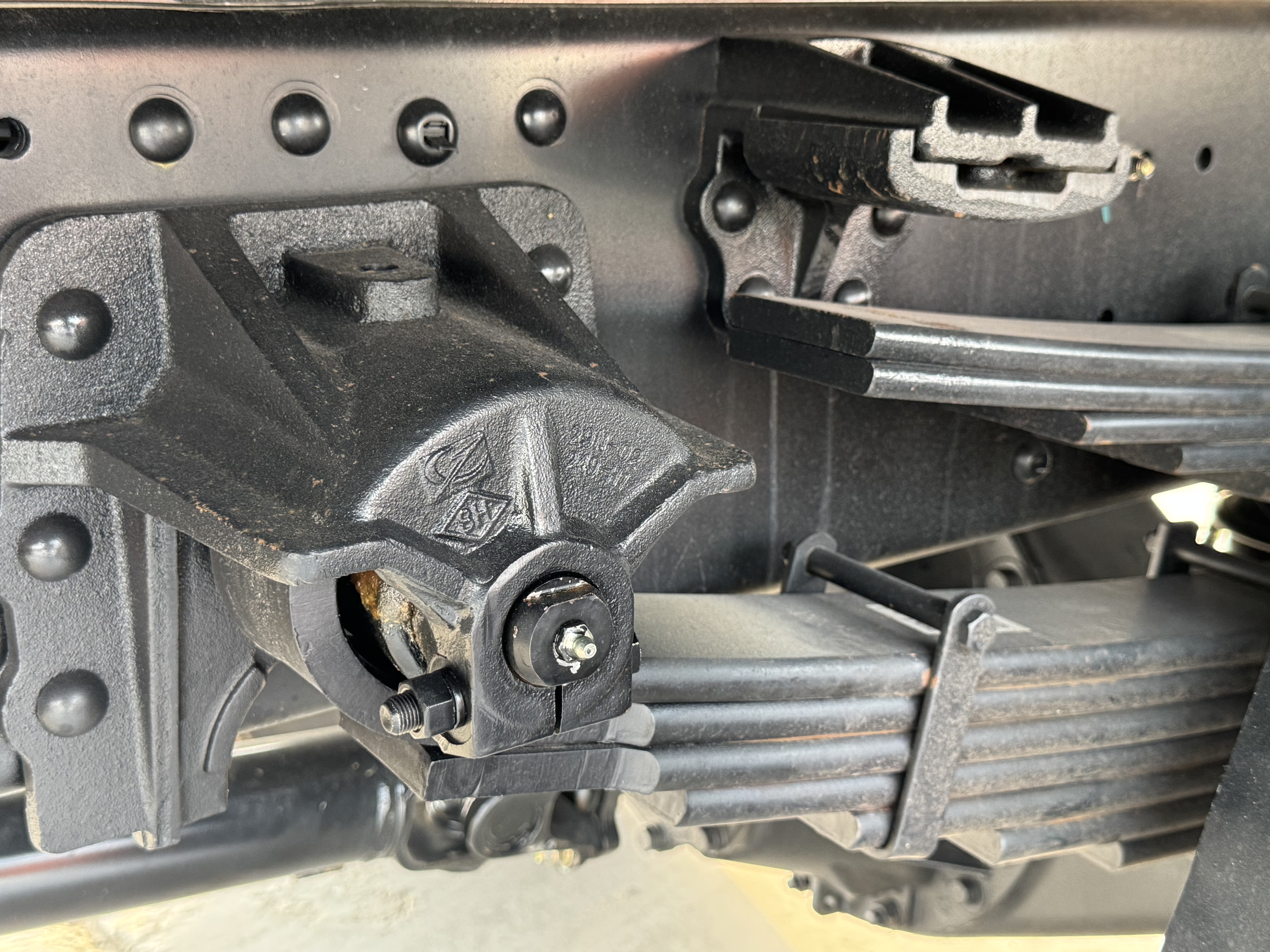 BTC-004-XCMG-SQZ200-Boom-truck-cranes-inspection-Chassis-Rear-suspension-4