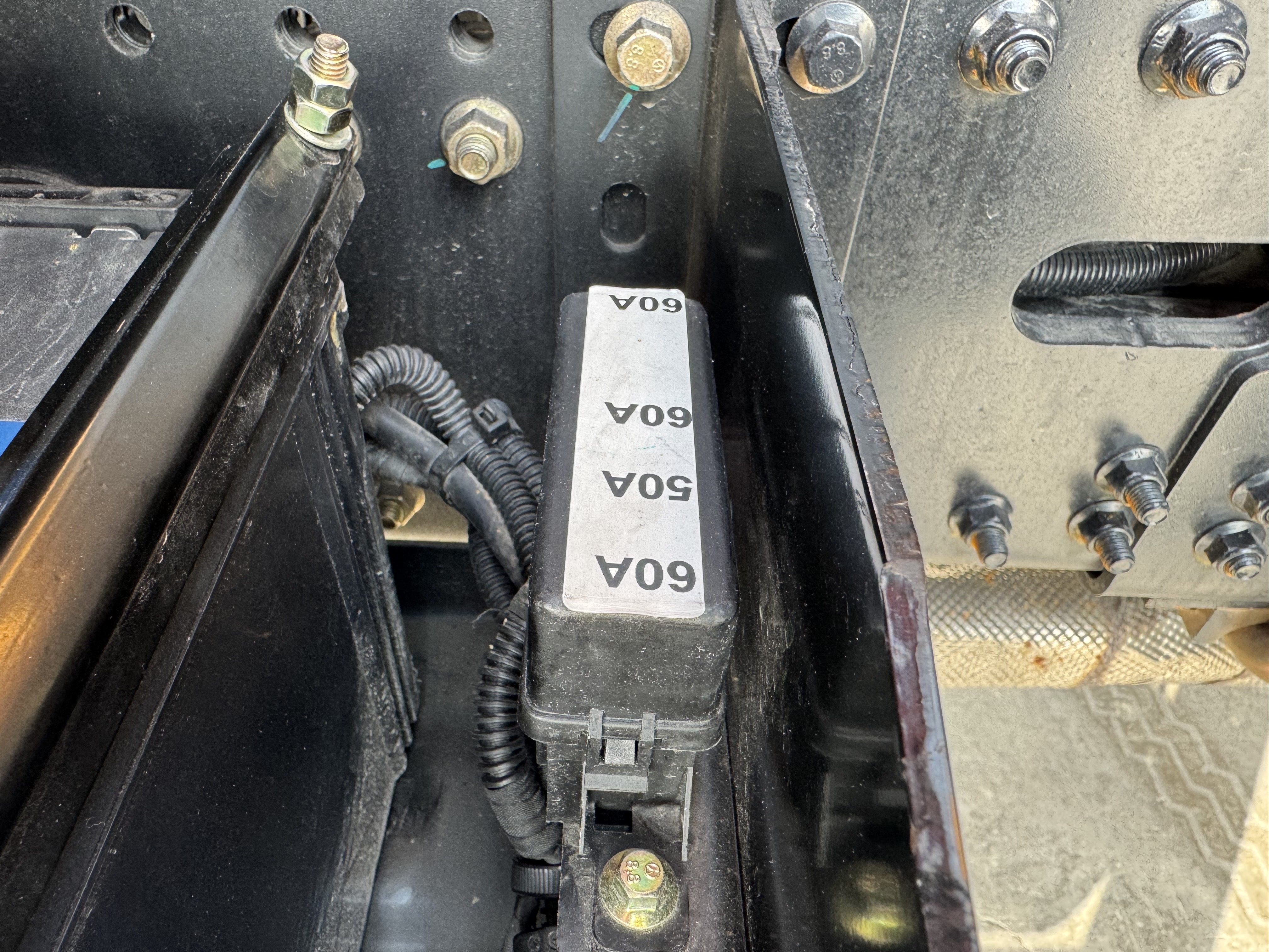 BTC-004-XCMG-SQZ200-Boom-truck-cranes-inspection-Electronics-Fuse-box-3