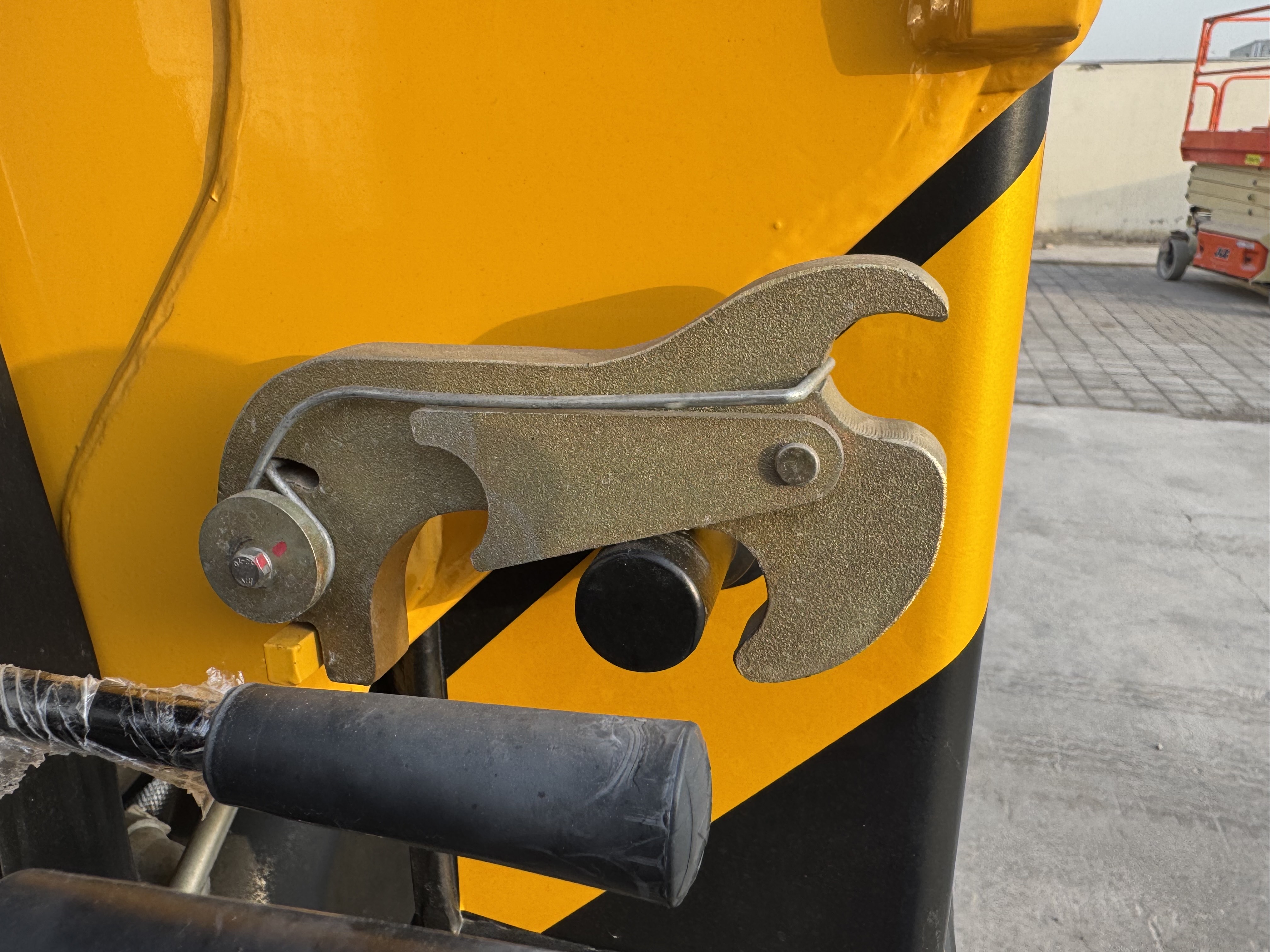 BTC-004-XCMG-SQZ200-Boom-truck-cranes-inspection-Safety-Hydraulic-safety-lock-2