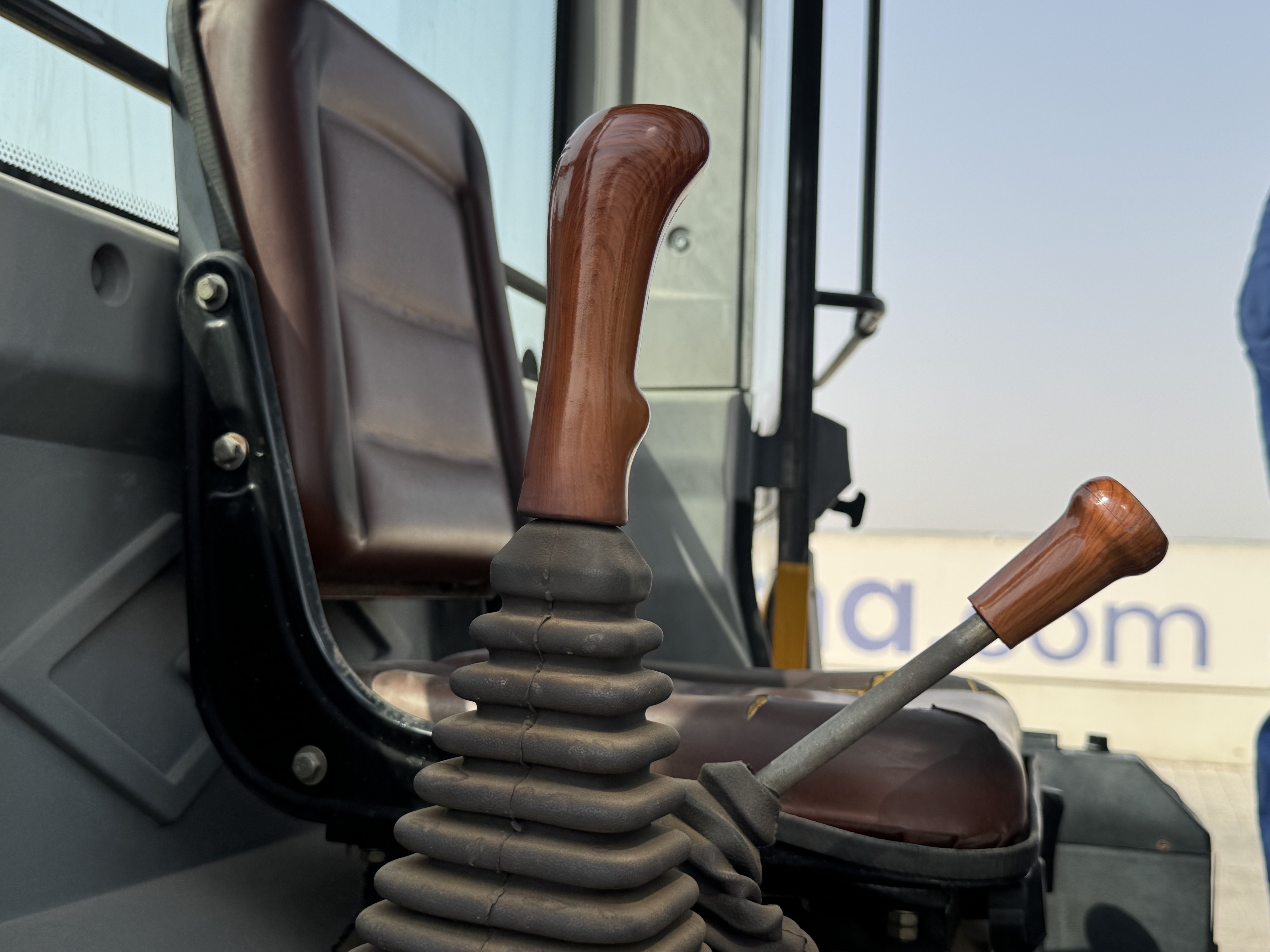 WHL-020-Shanding-ZL26-Wheel-loaders-inspection-Cabin-Joysticks-1