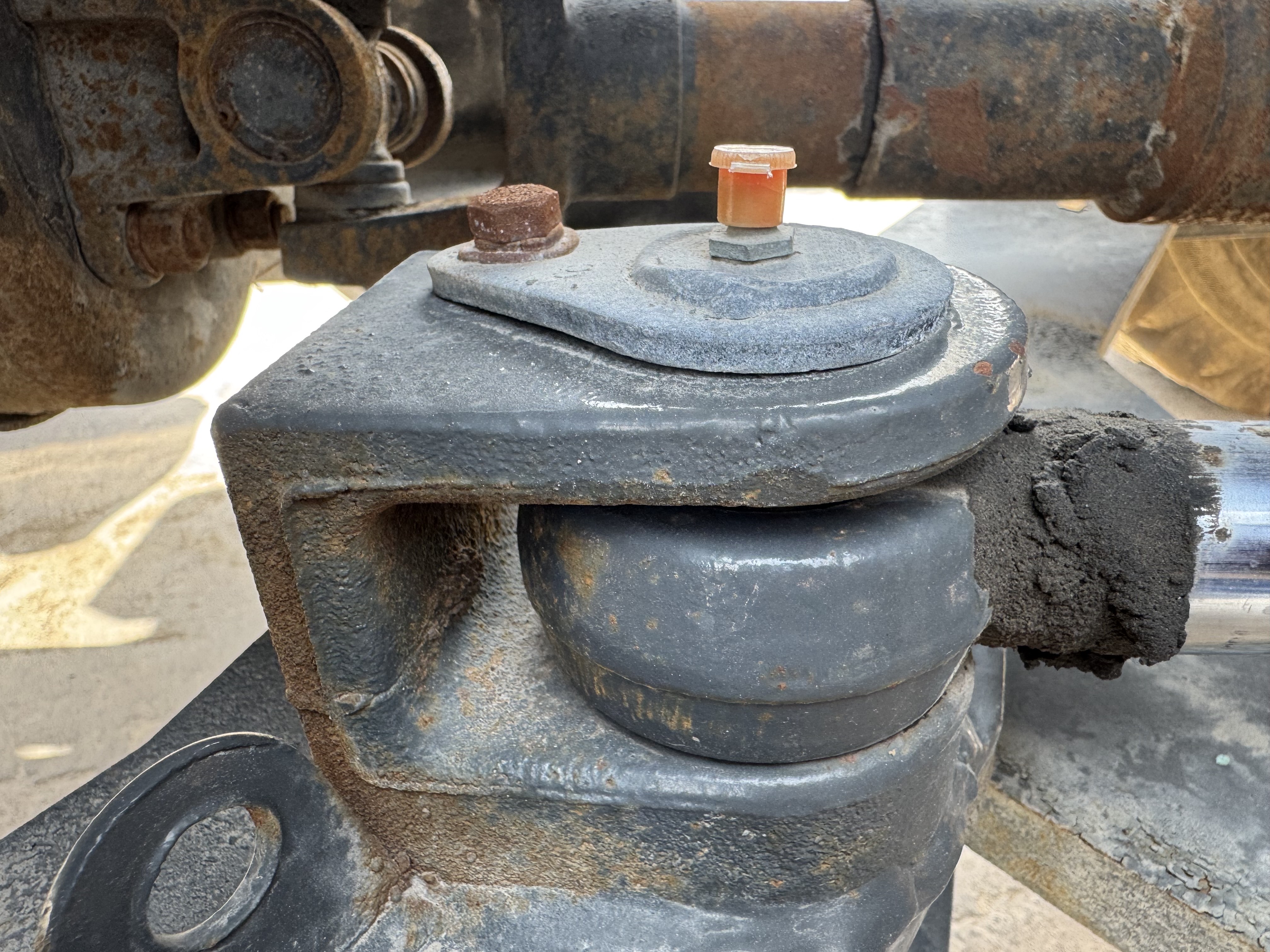 WHL-020-Shanding-ZL26-Wheel-loaders-inspection-Hydraulics-Hydraulic-pins-/-locks-1