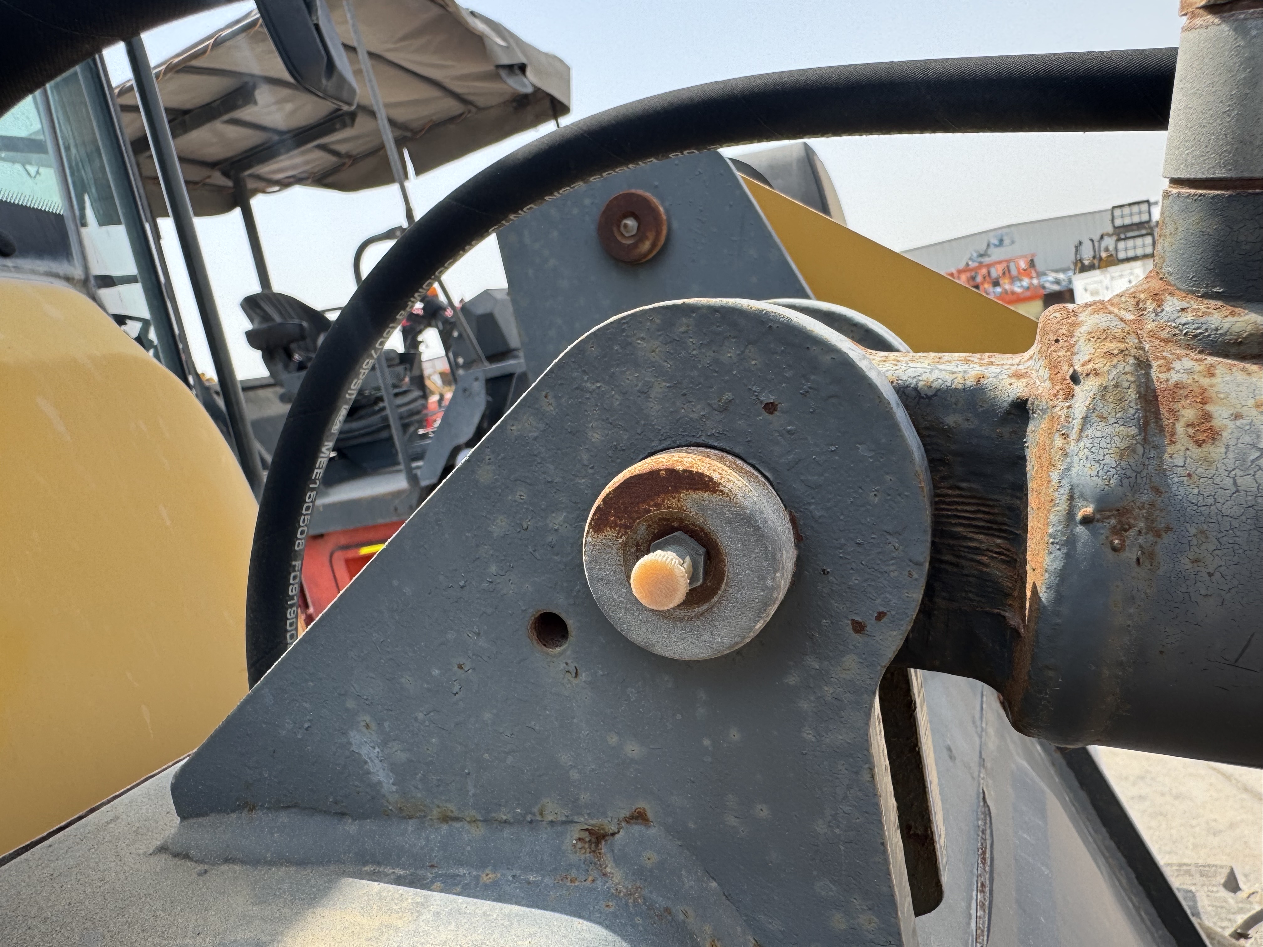 WHL-020-Shanding-ZL26-Wheel-loaders-inspection-Hydraulics-Hydraulic-pins-/-locks-1