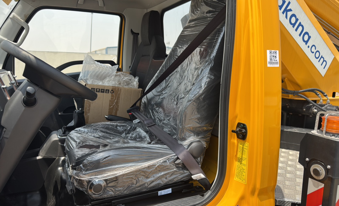 TMA-003-XCMG-GKS285-Truck-mounted-boom-lifts-inspection-Cabin-Seats/armrests-1