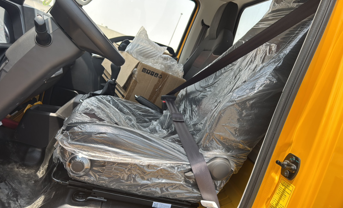 TMA-003-XCMG-GKS285-Truck-mounted-boom-lifts-inspection-Cabin-Seats/armrests-1