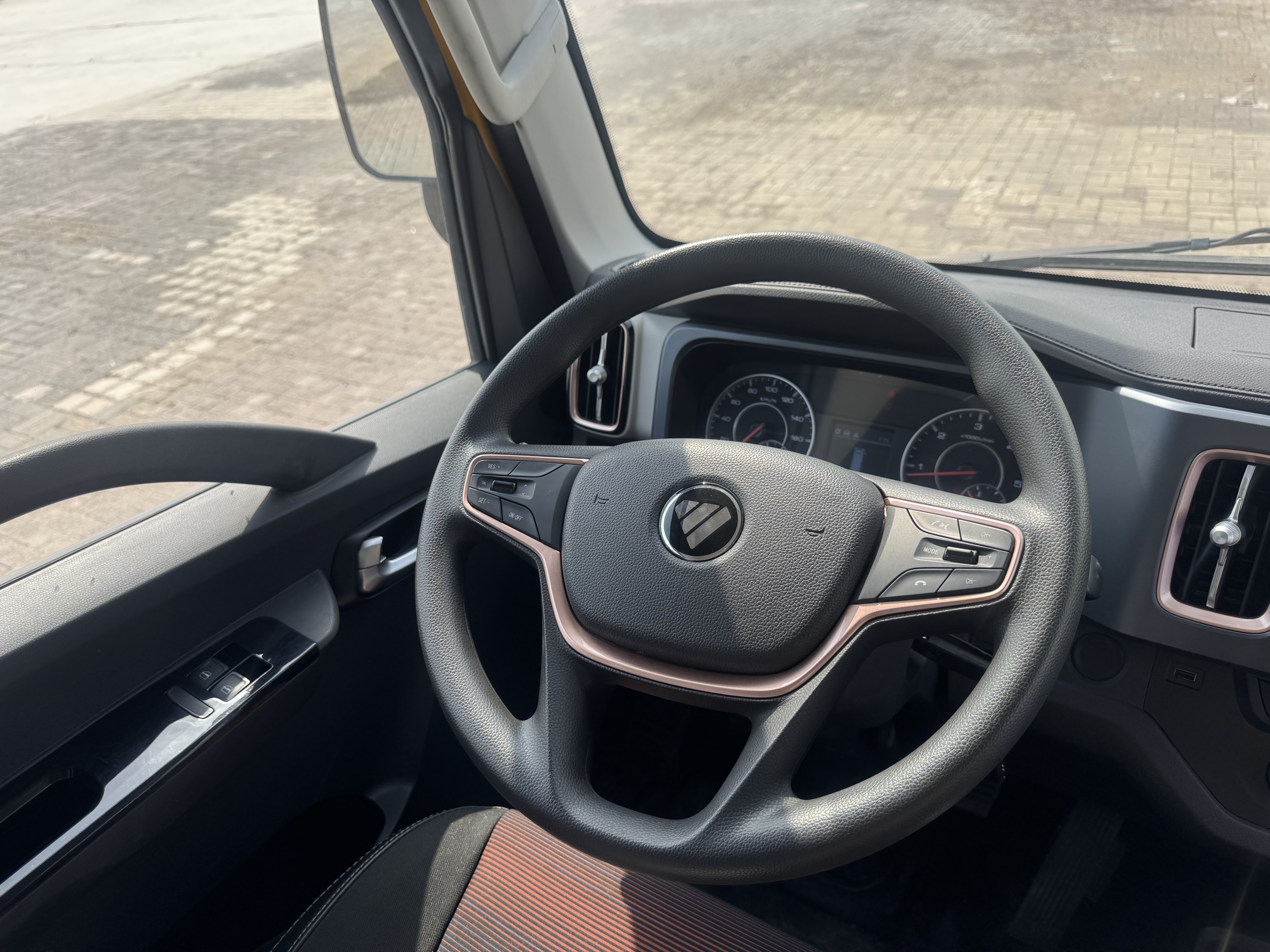 TMA-003-XCMG-GKS285-Truck-mounted-boom-lifts-inspection-Cabin-Steering-controls-1