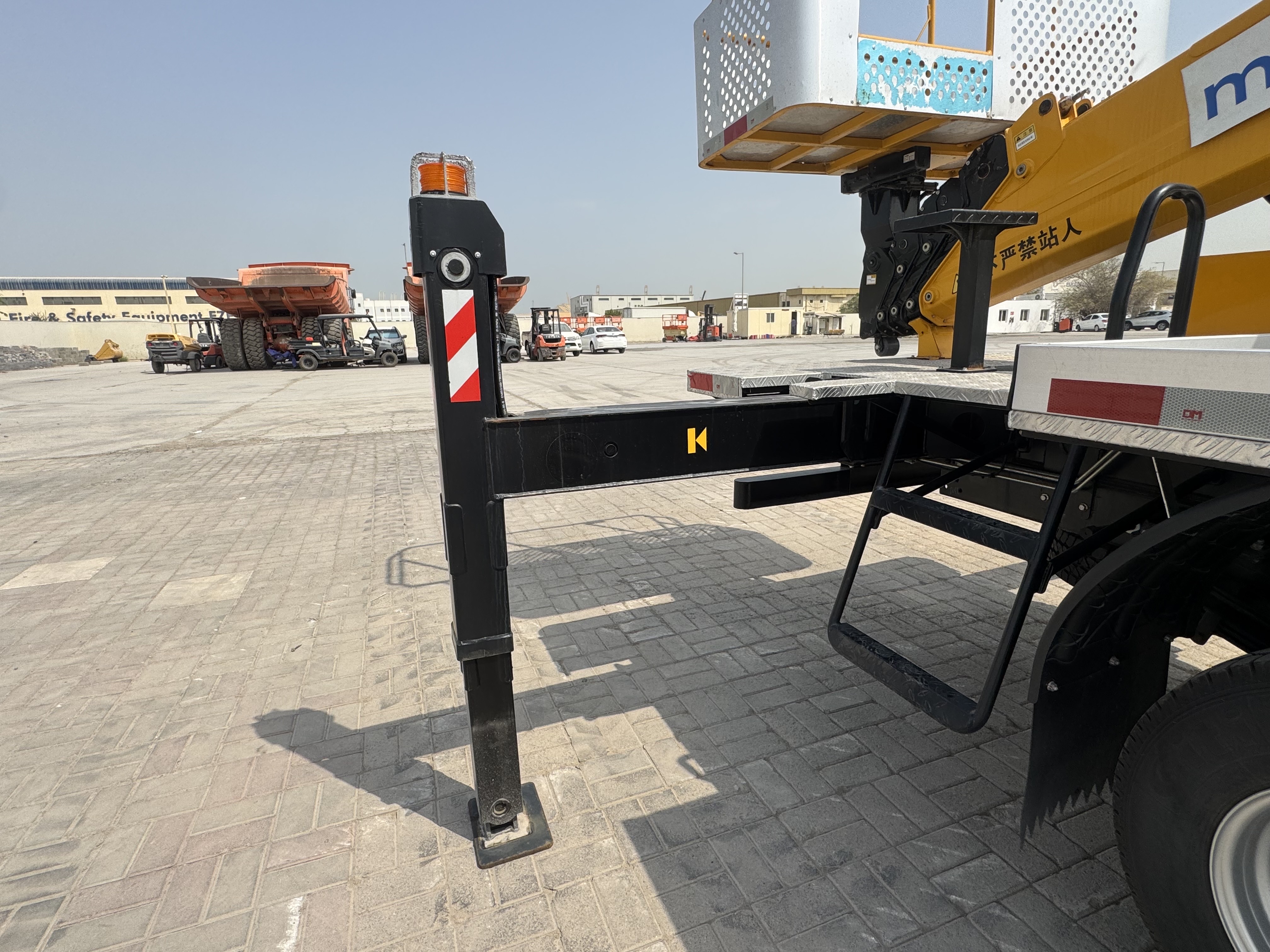 TMA-003-XCMG-GKS285-Truck-mounted-boom-lifts-inspection-Structure-Outriggers-1