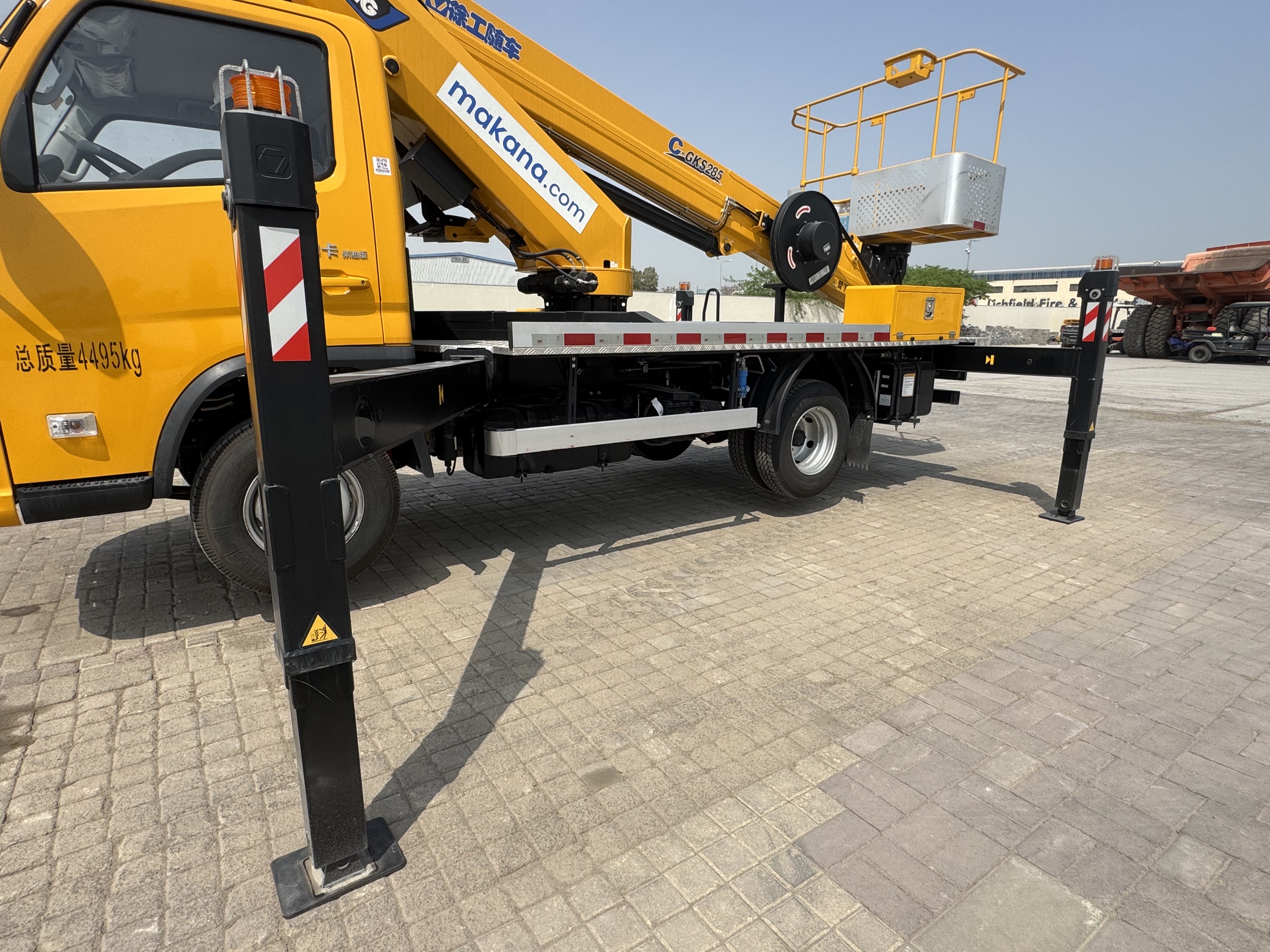 TMA-003-XCMG-GKS285-Truck-mounted-boom-lifts-inspection-Structure-Outriggers-1