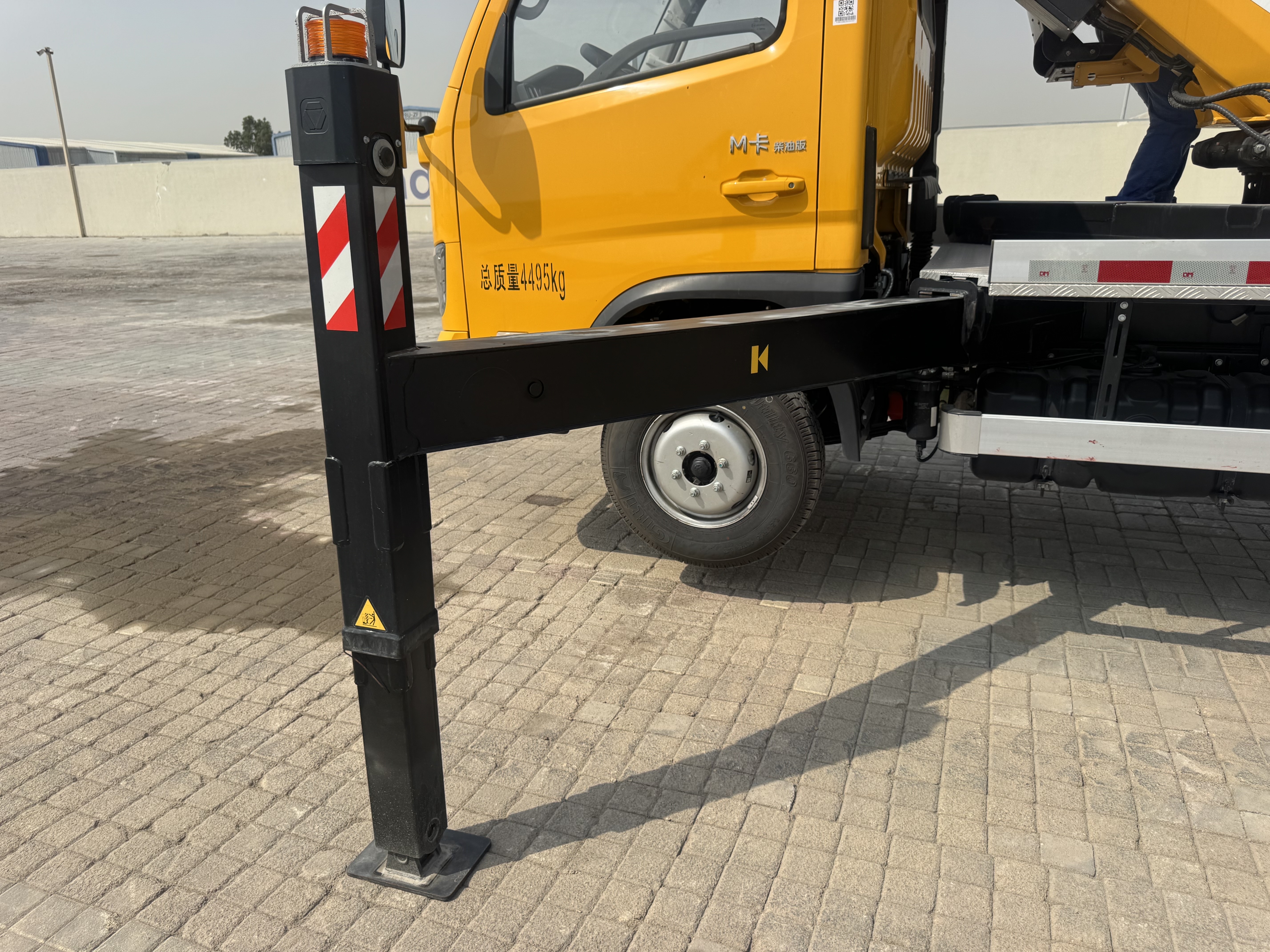 TMA-003-XCMG-GKS285-Truck-mounted-boom-lifts-inspection-Structure-Outriggers-1