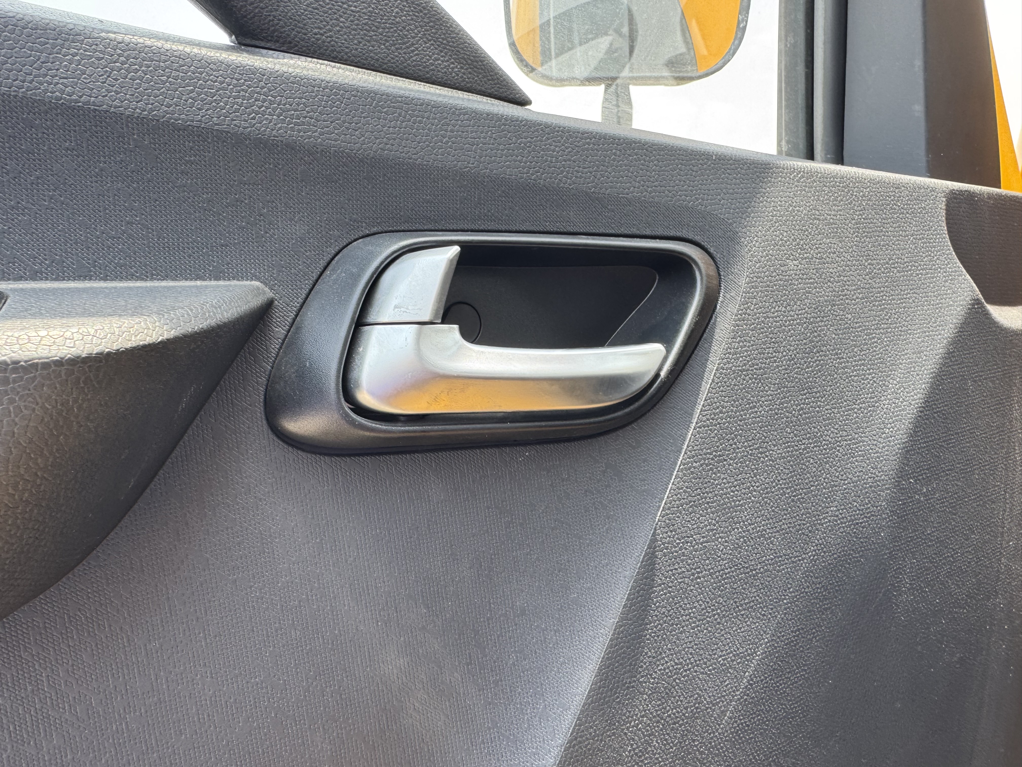 TMA-003-XCMG-GKS285-Truck-mounted-boom-lifts-inspection-Cabin-Door-handles-1