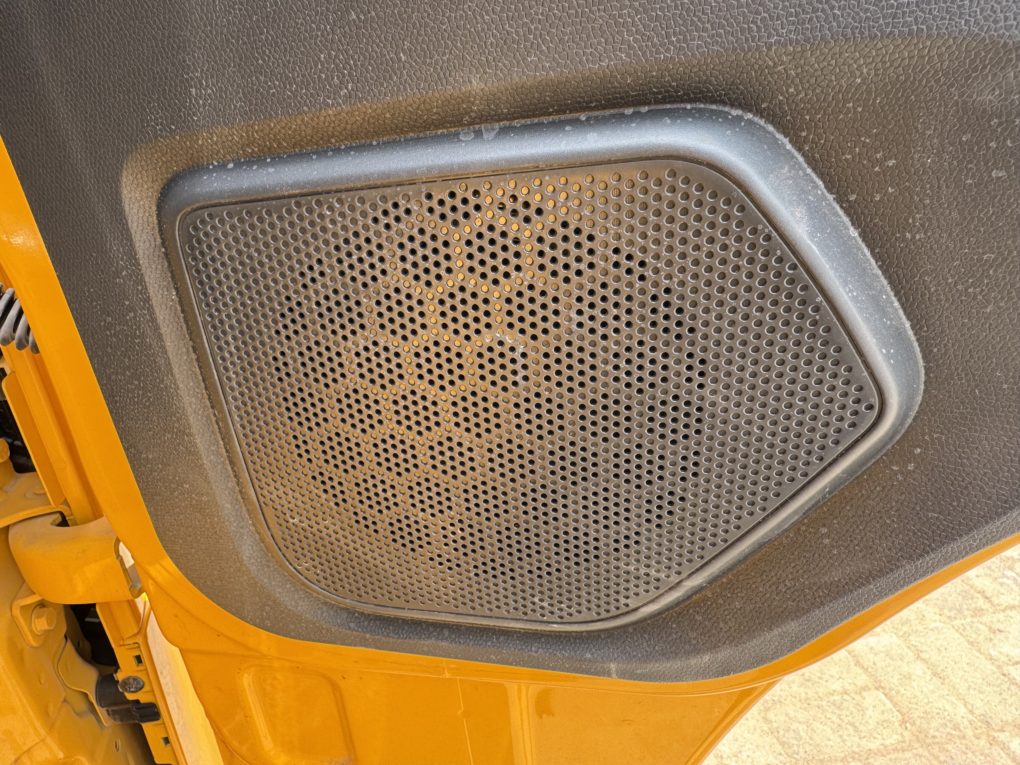 TMA-003-XCMG-GKS285-Truck-mounted-boom-lifts-inspection-Cabin-Radio-1