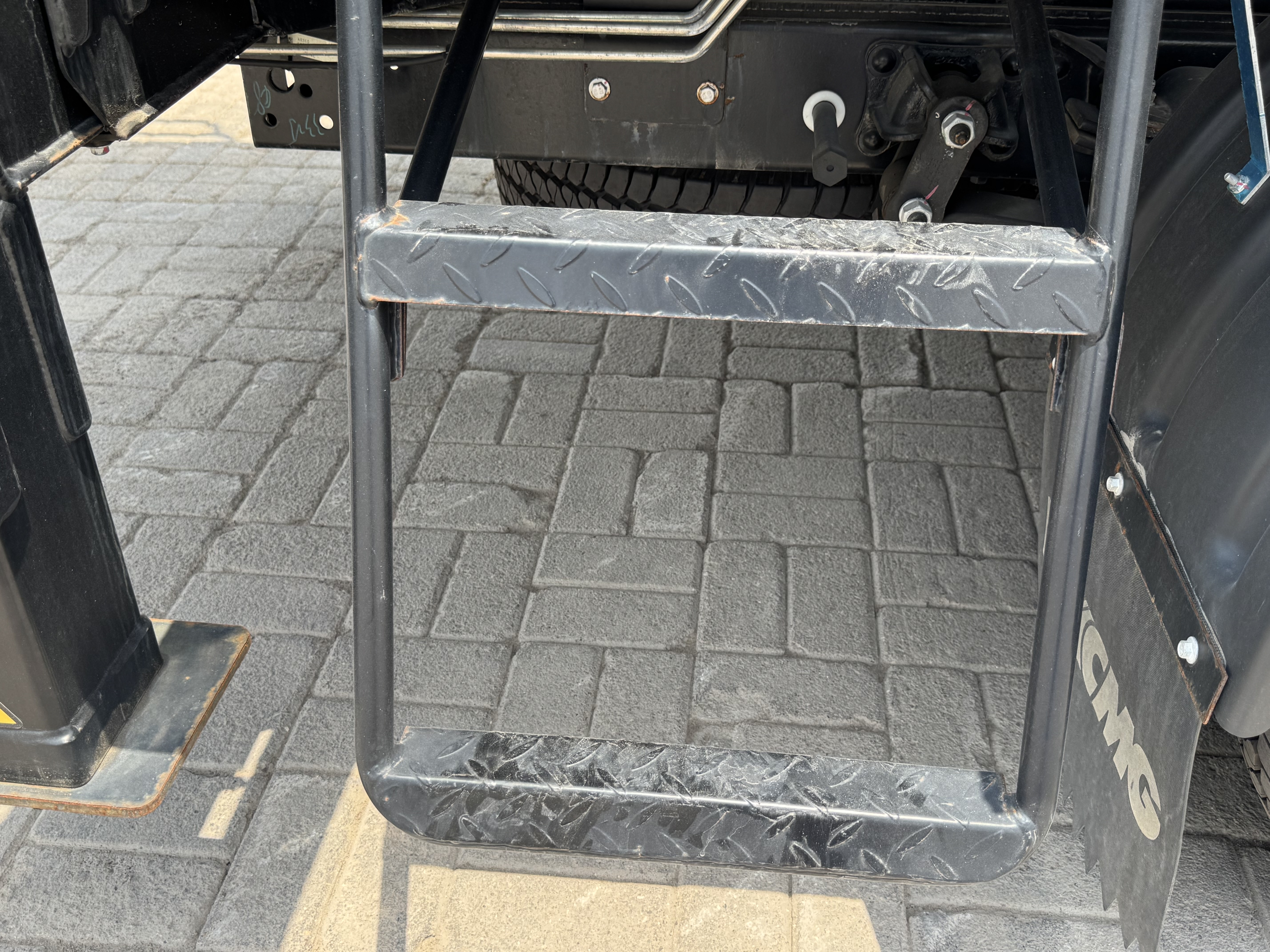 TMA-003-XCMG-GKS285-Truck-mounted-boom-lifts-inspection-Structure-Steps/ladders-1