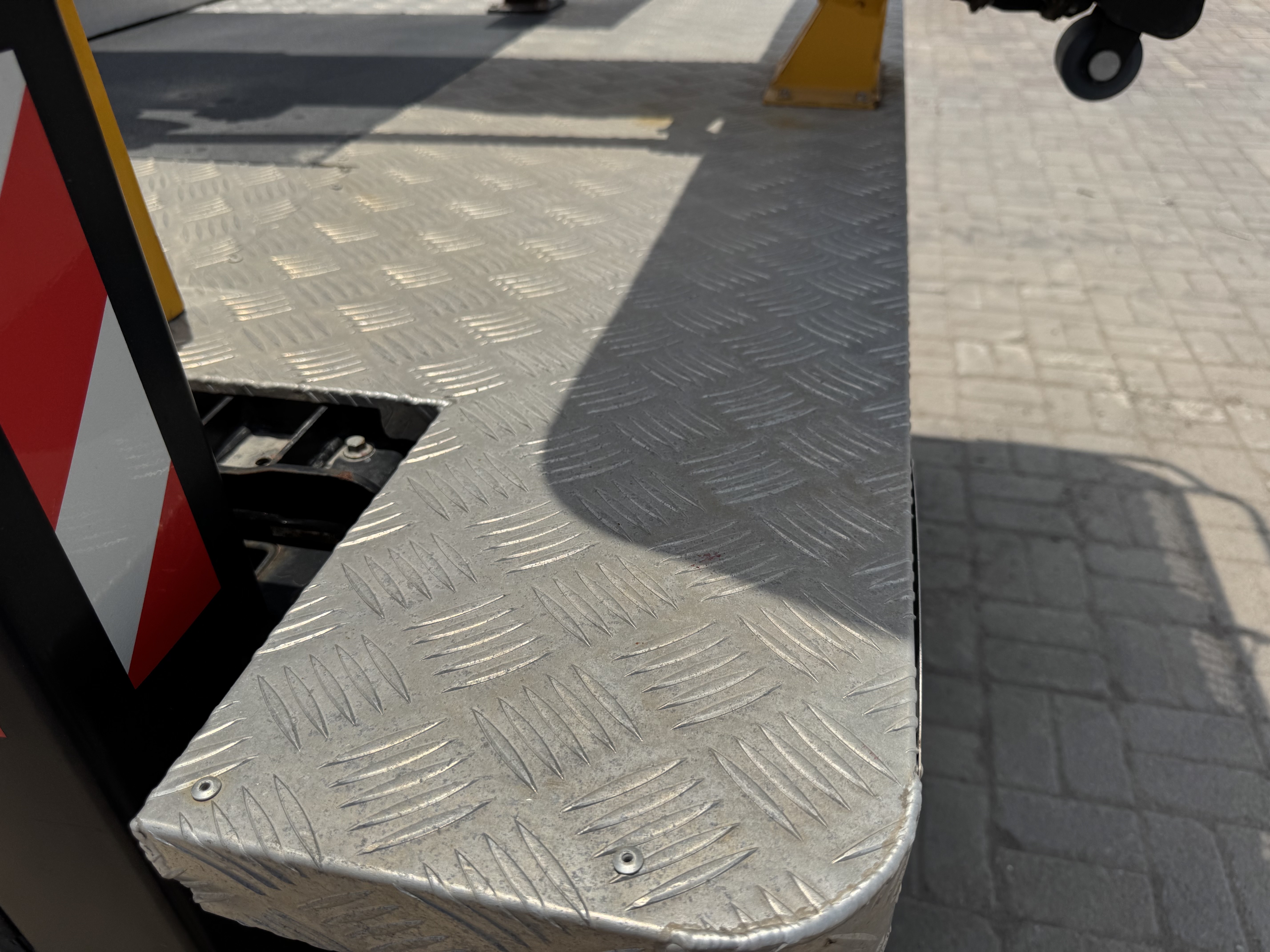 TMA-003-XCMG-GKS285-Truck-mounted-boom-lifts-inspection-Structure-Sheet-metal-(fiberglass)-1