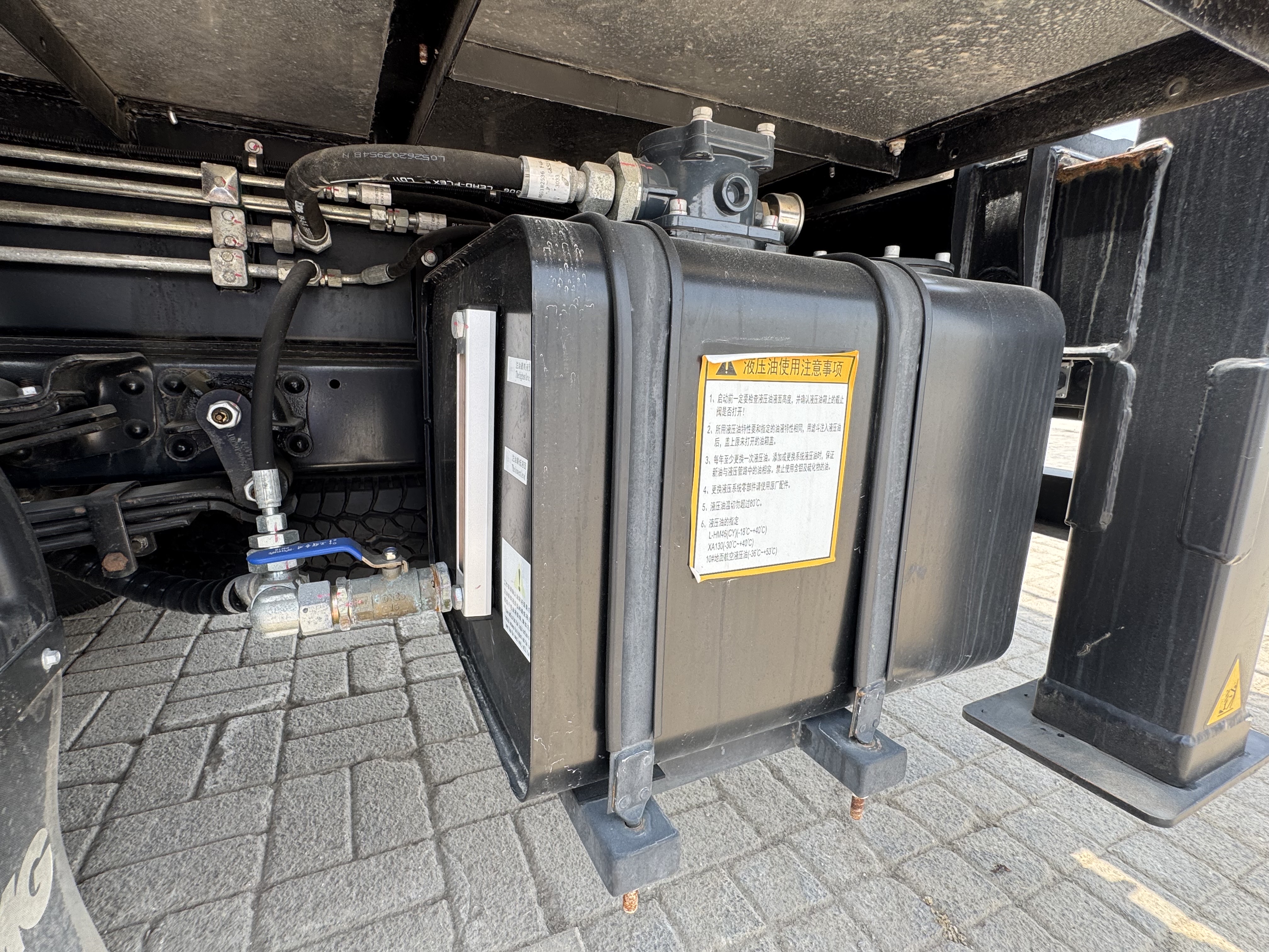 TMA-003-XCMG-GKS285-Truck-mounted-boom-lifts-inspection-Hydraulics-Hydraulic-Tank-1