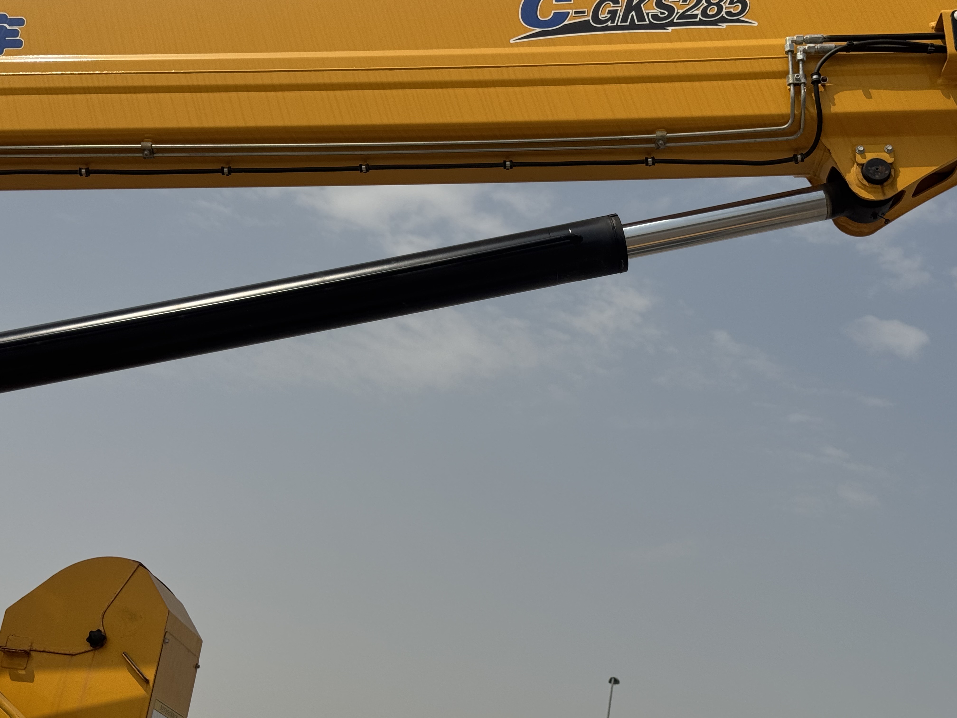 TMA-003-XCMG-GKS285-Truck-mounted-boom-lifts-inspection-Hydraulics-Boom-lift-cylinder-1