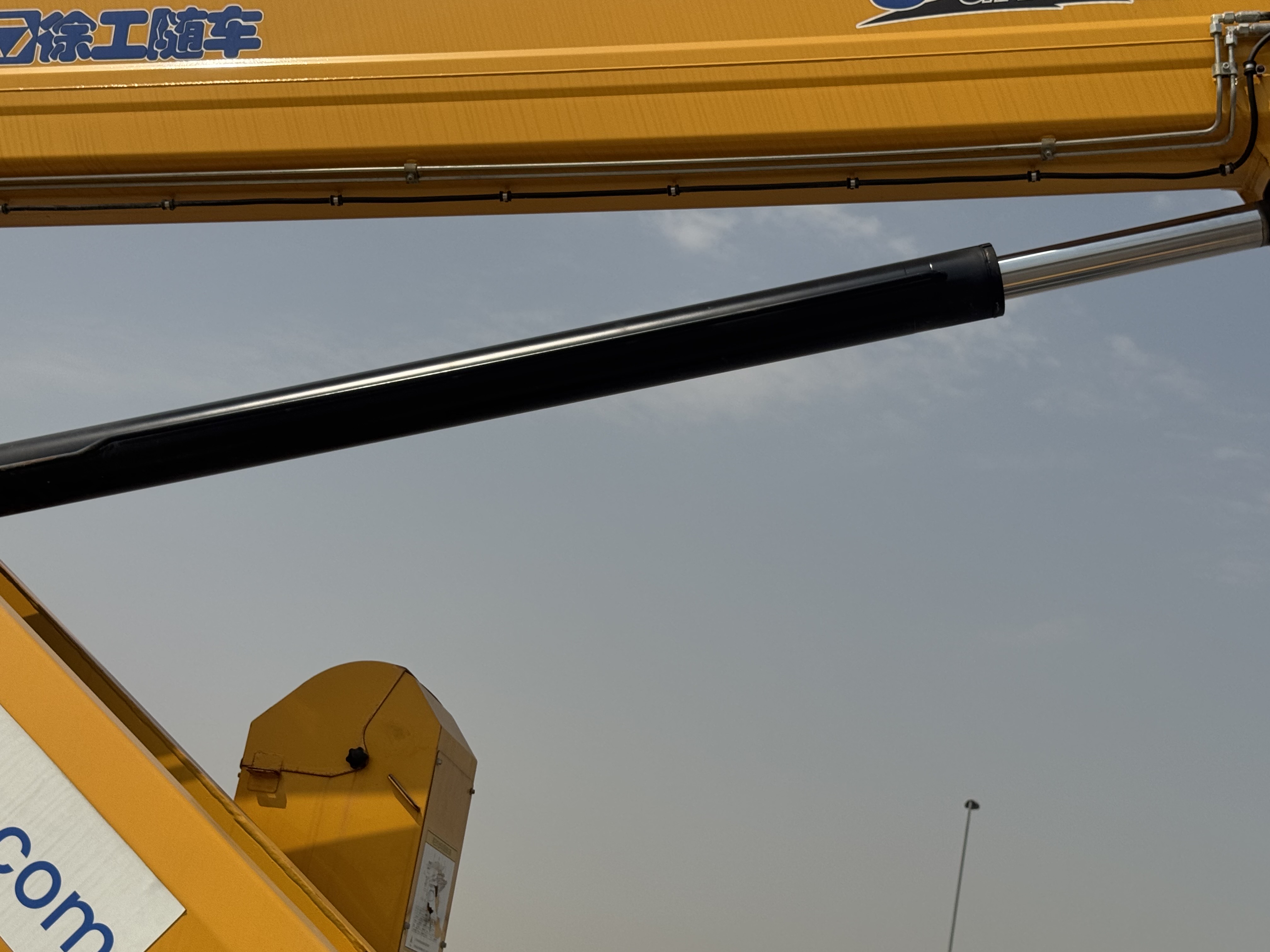 TMA-003-XCMG-GKS285-Truck-mounted-boom-lifts-inspection-Hydraulics-Boom-lift-cylinder-1