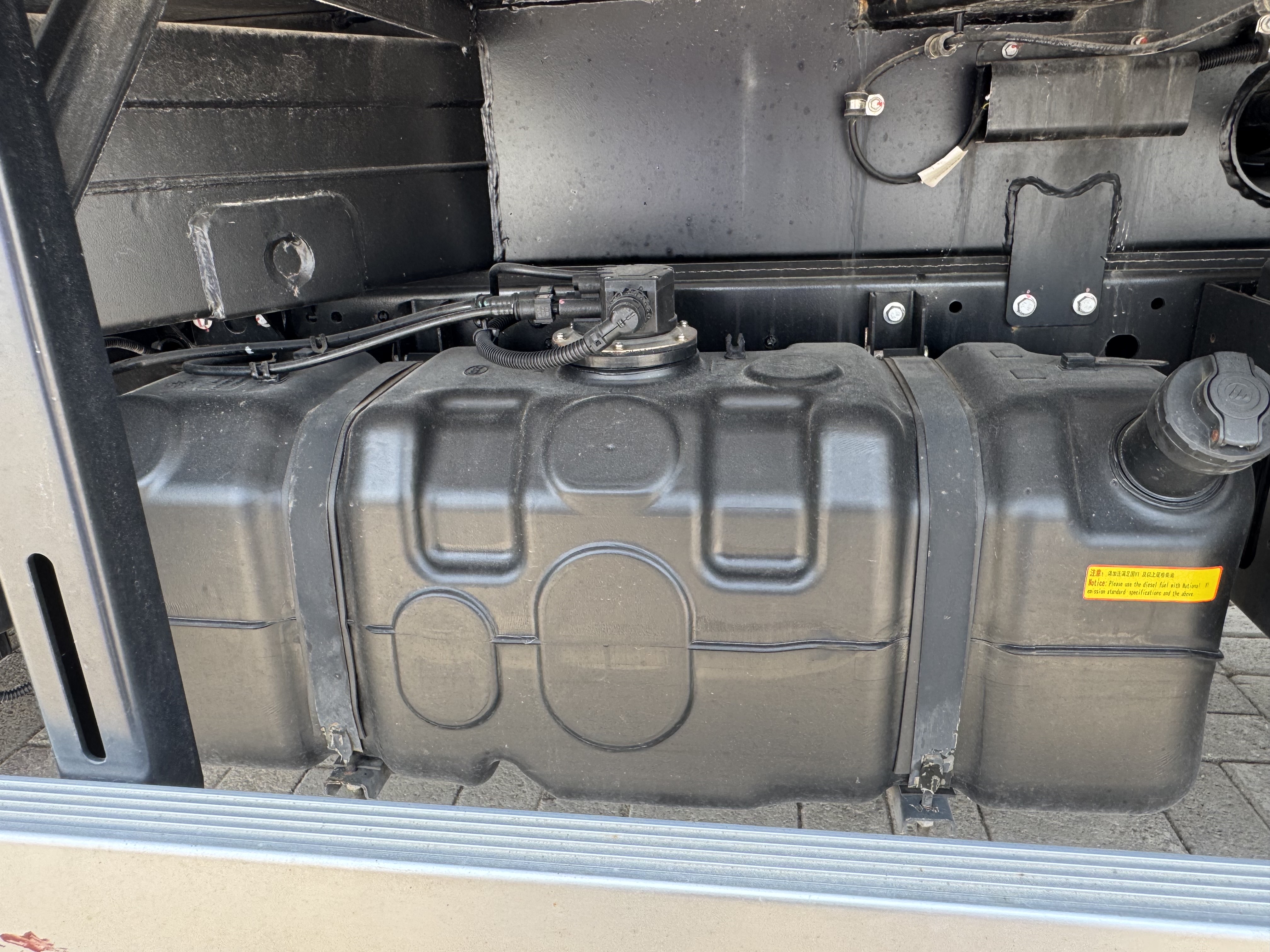 TMA-003-XCMG-GKS285-Truck-mounted-boom-lifts-inspection-Engine-Fuel-tank-1