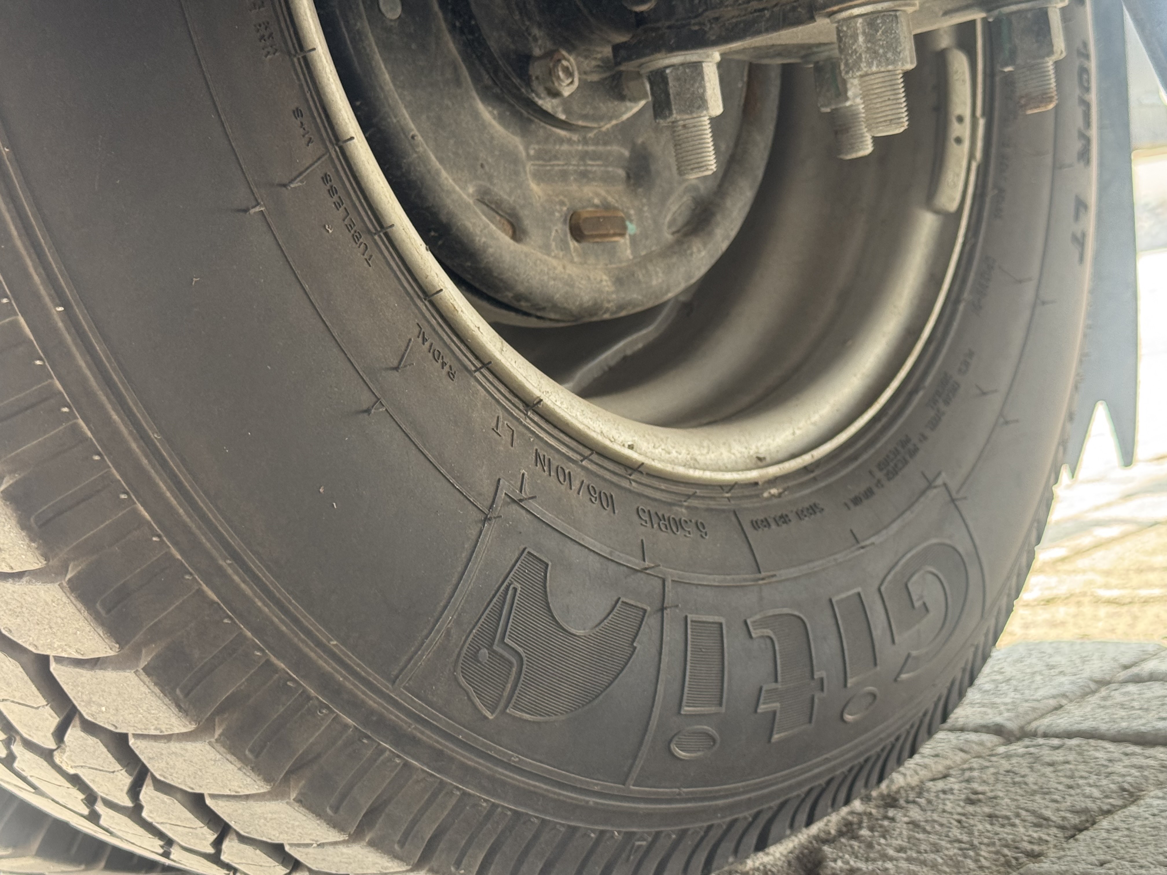 TMA-003-XCMG-GKS285-Truck-mounted-boom-lifts-inspection-Chassis-Right-tire-/-wheel-hub-condition-1