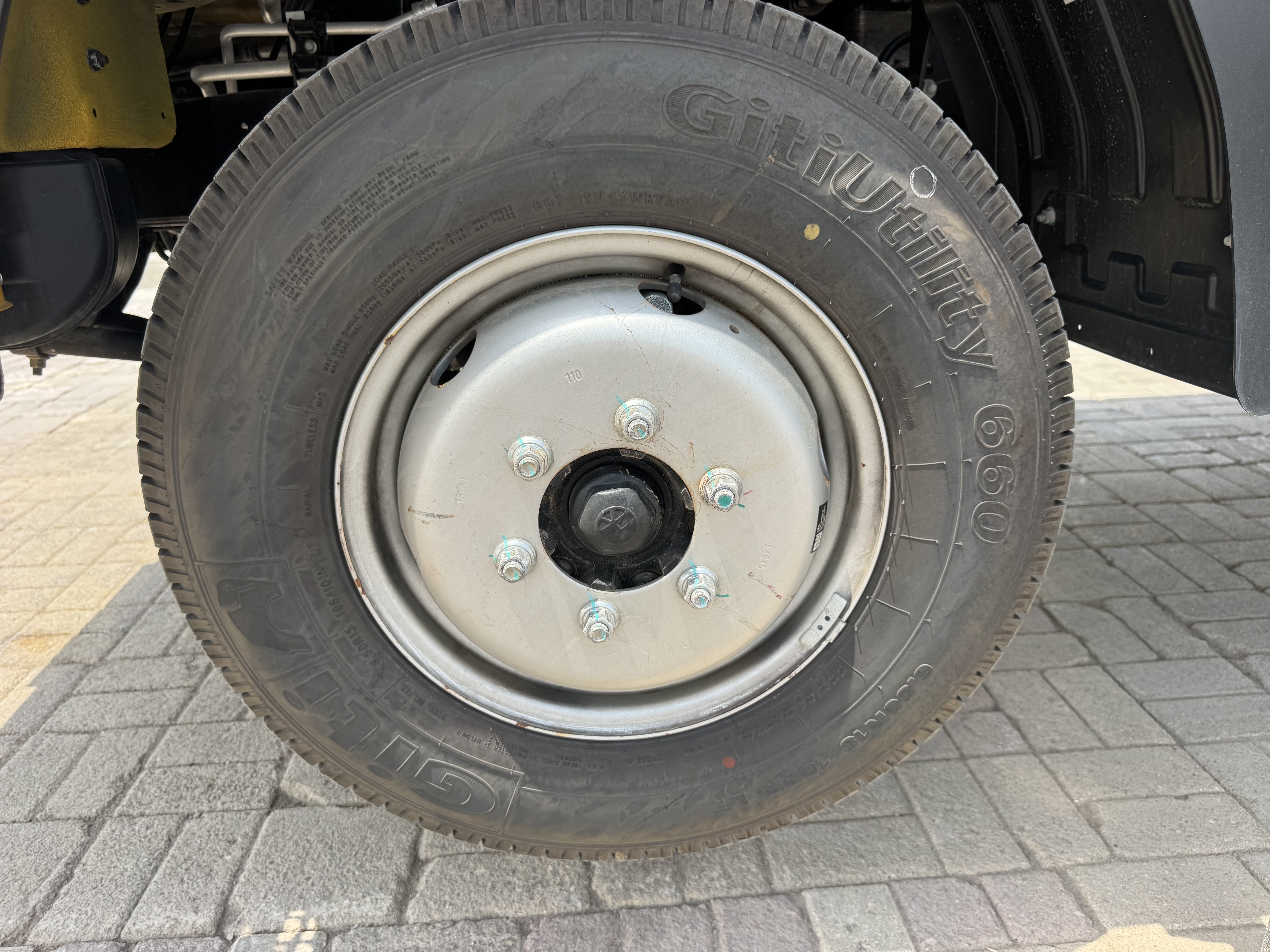 TMA-003-XCMG-GKS285-Truck-mounted-boom-lifts-inspection-Chassis-Left-front-tire-/-wheel-hub---condition-1