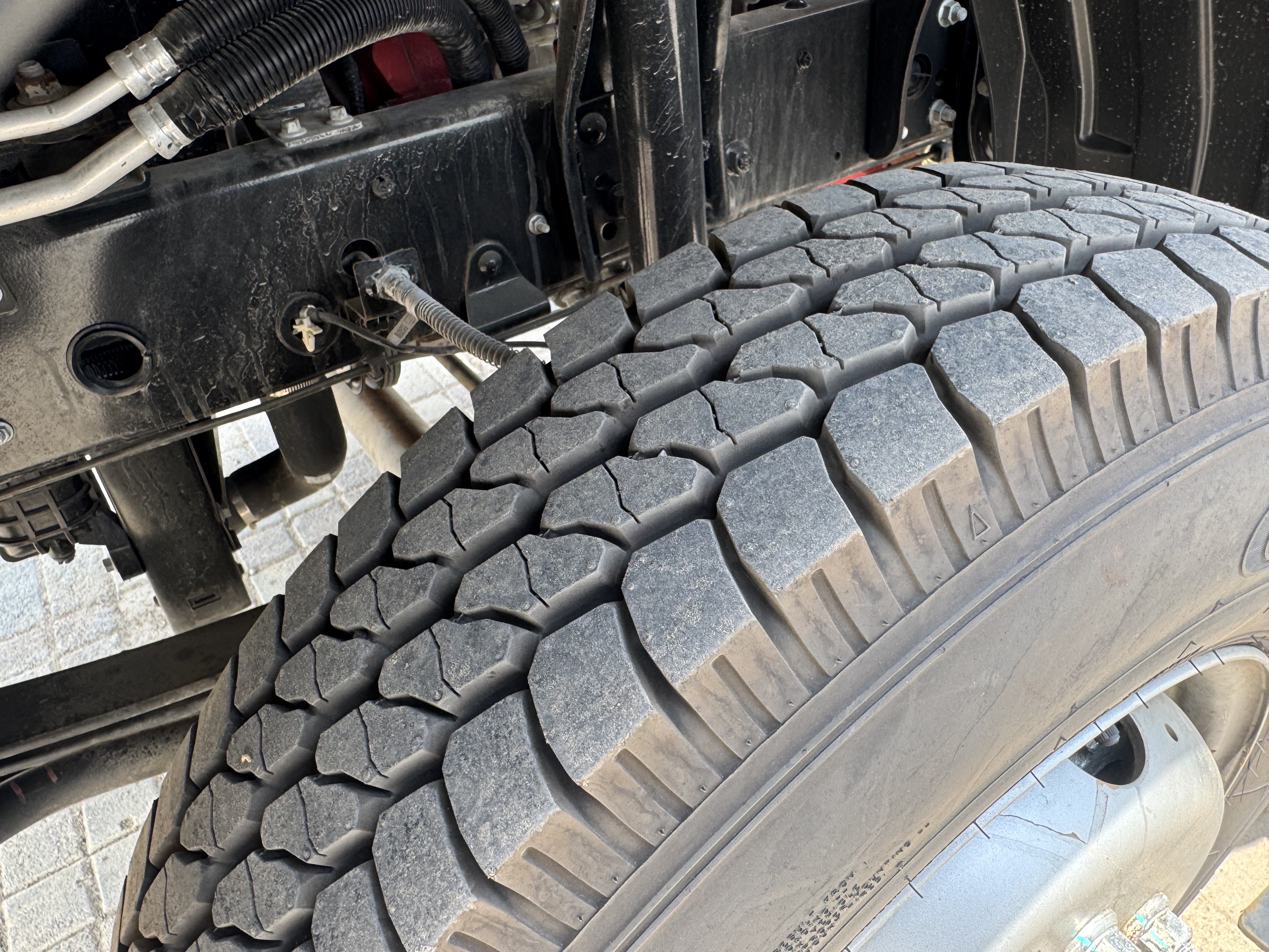 TMA-003-XCMG-GKS285-Truck-mounted-boom-lifts-inspection-Chassis-Left-front-tire-/-wheel-hub---condition-1