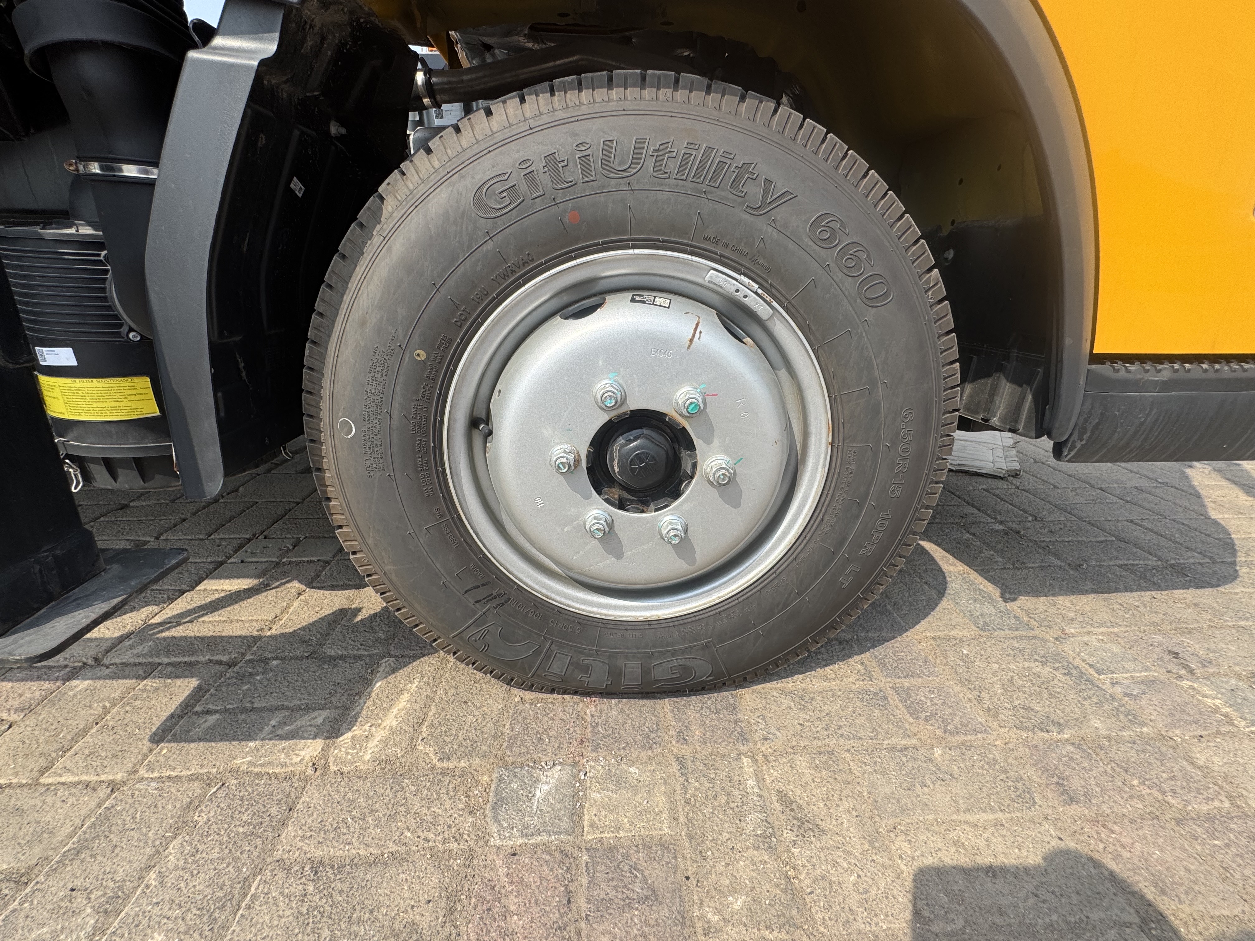 TMA-003-XCMG-GKS285-Truck-mounted-boom-lifts-inspection-Chassis-Right-front-tire-/-wheel-hub---condition-1