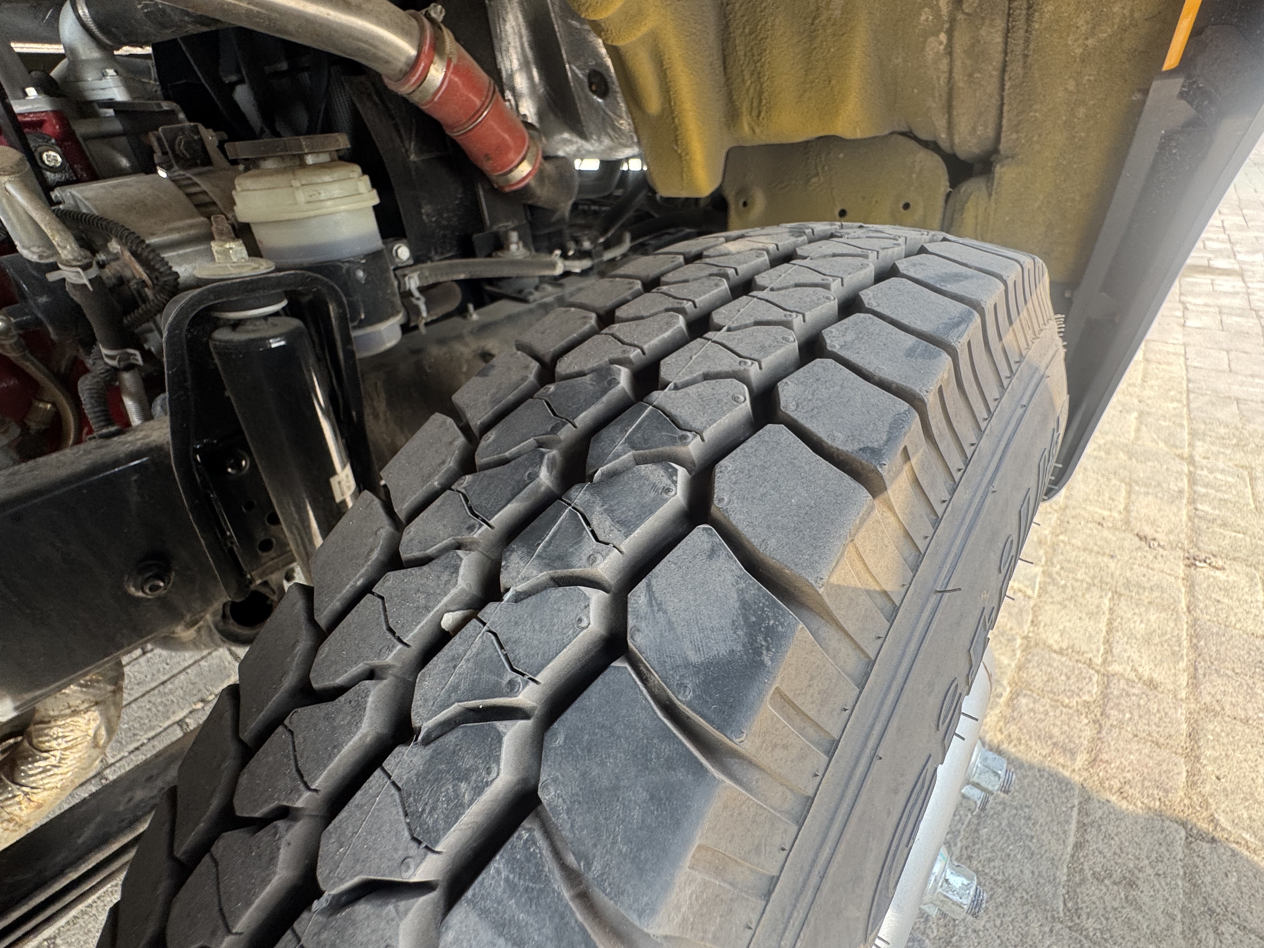 TMA-003-XCMG-GKS285-Truck-mounted-boom-lifts-inspection-Chassis-Right-front-tire-/-wheel-hub---condition-1