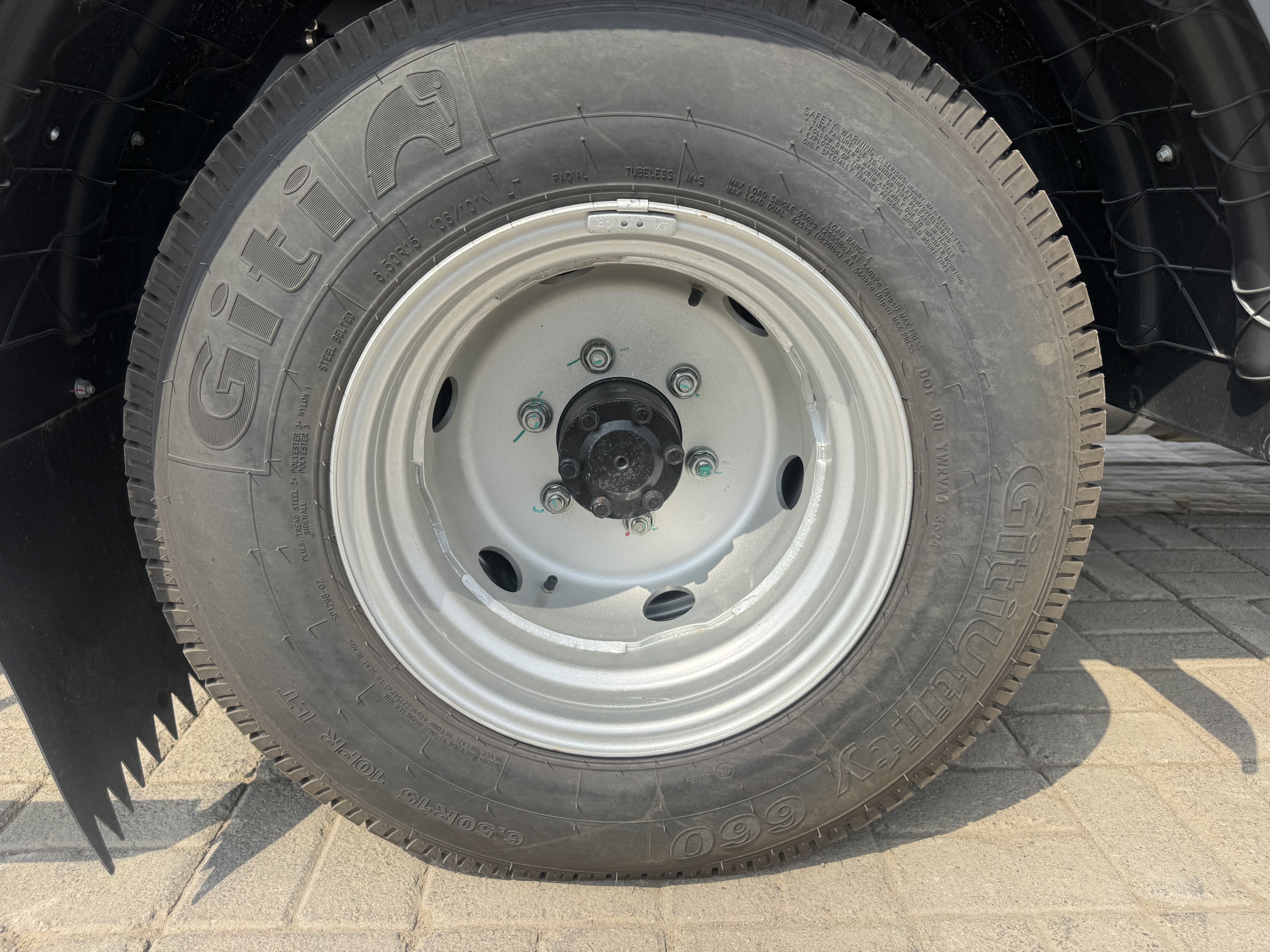 TMA-003-XCMG-GKS285-Truck-mounted-boom-lifts-inspection-Chassis-Right-rear-tire-/-wheel-hub---condition-1