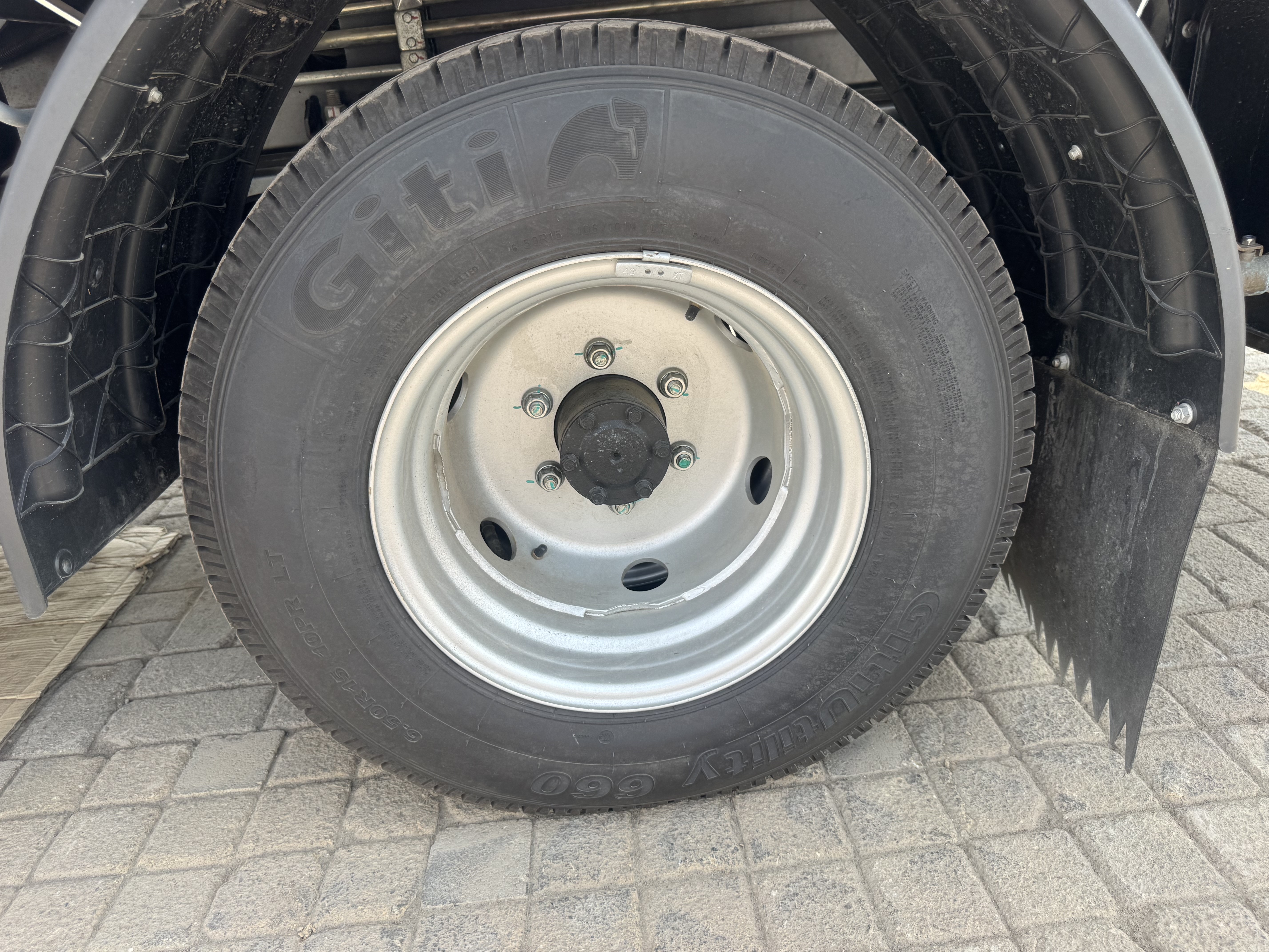 TMA-003-XCMG-GKS285-Truck-mounted-boom-lifts-inspection-Chassis-Left-rear-tire-/-wheel-hub---condition-1
