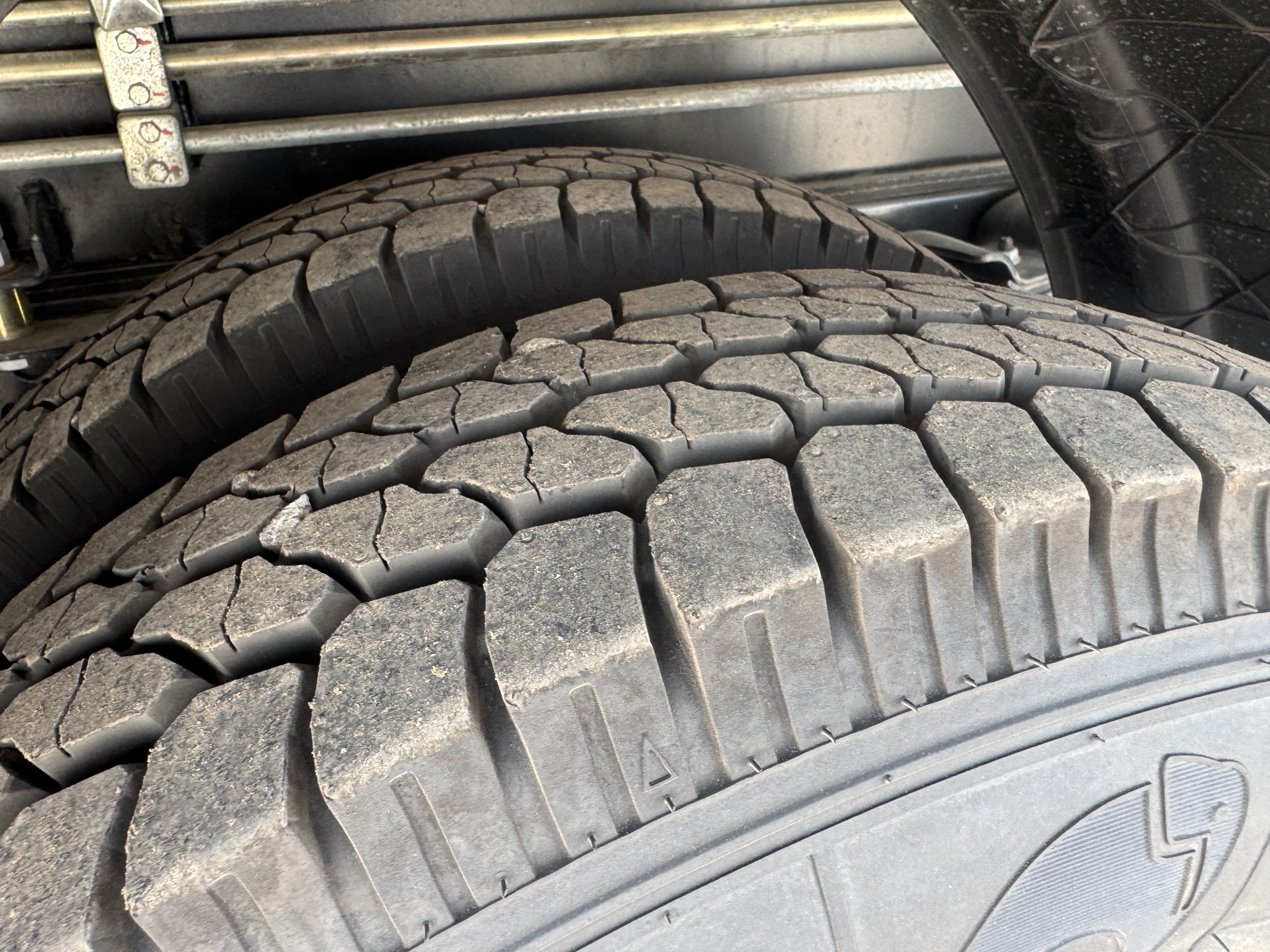 TMA-003-XCMG-GKS285-Truck-mounted-boom-lifts-inspection-Chassis-Left-rear-tire-/-wheel-hub---condition-1