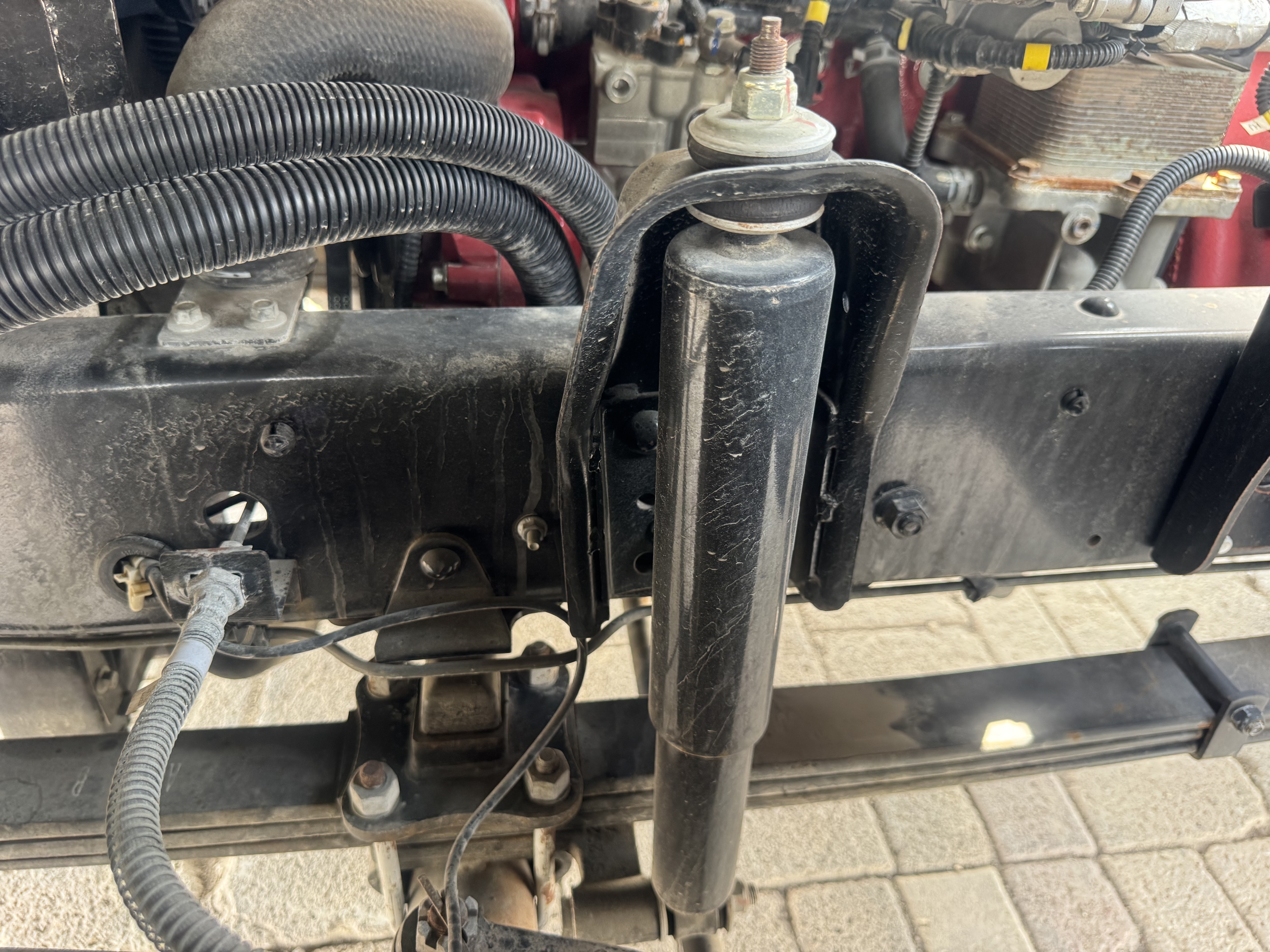 TMA-003-XCMG-GKS285-Truck-mounted-boom-lifts-inspection-Chassis-Front-suspension-1