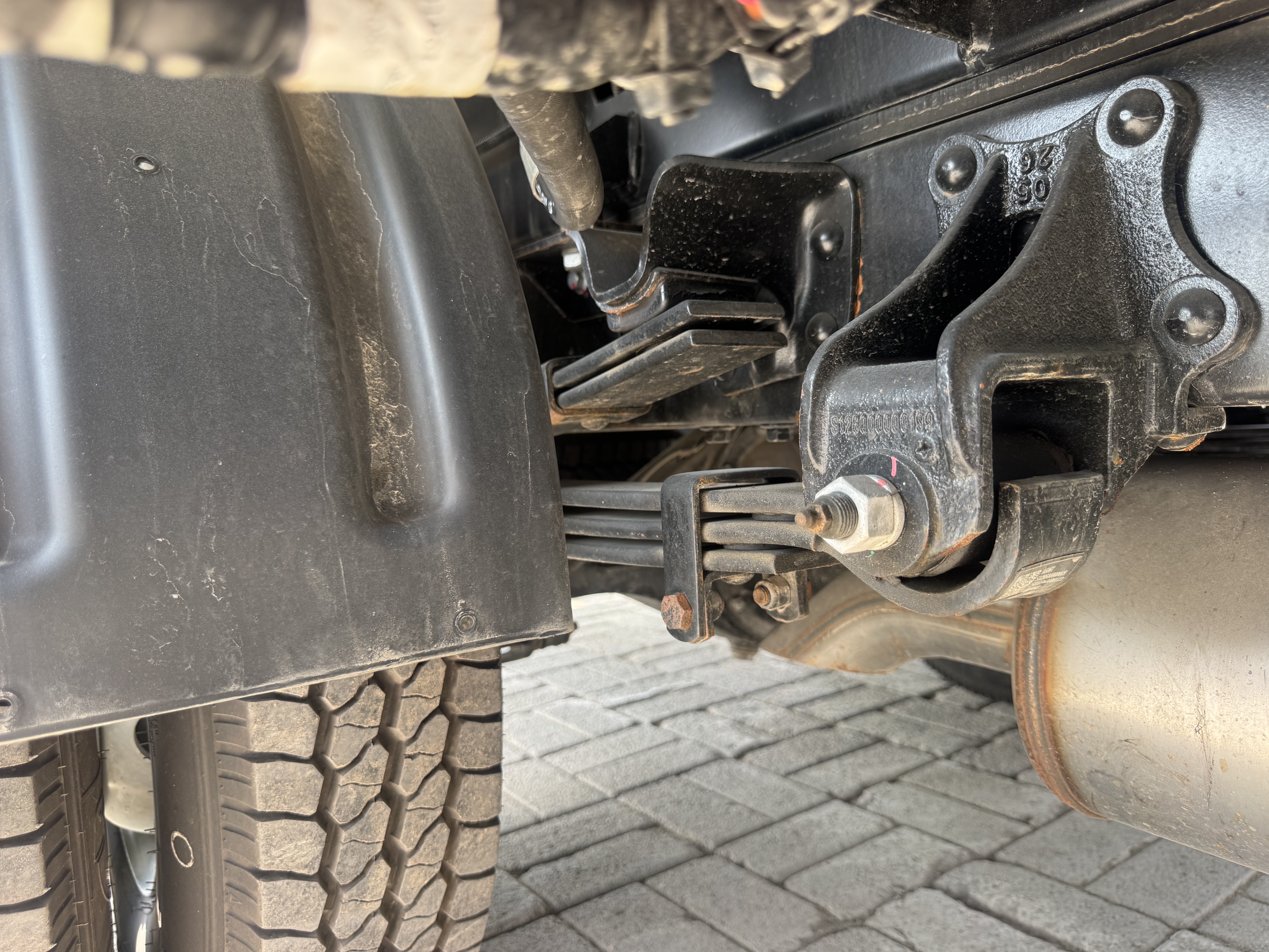 TMA-003-XCMG-GKS285-Truck-mounted-boom-lifts-inspection-Chassis-Front-suspension-1