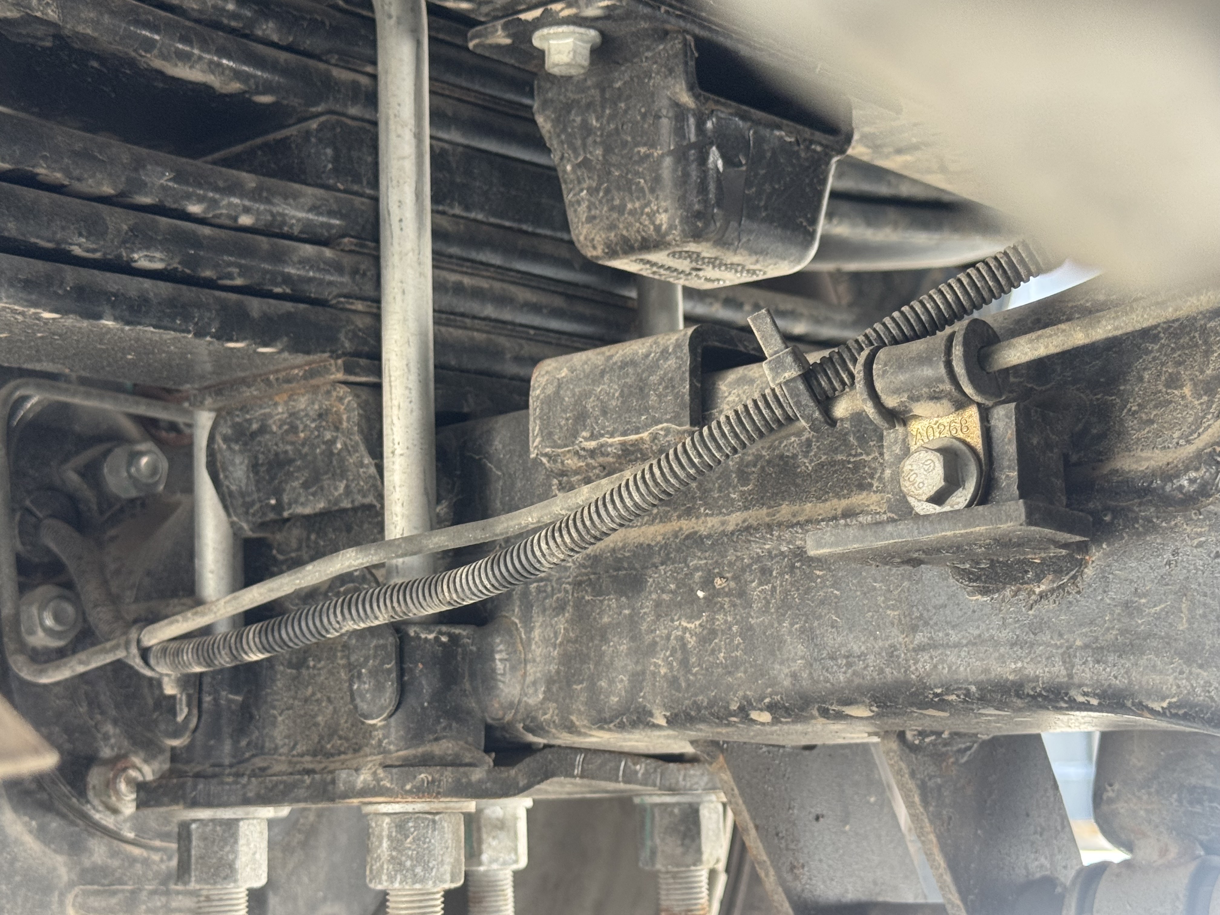 TMA-003-XCMG-GKS285-Truck-mounted-boom-lifts-inspection-Chassis-Rear-suspension-1