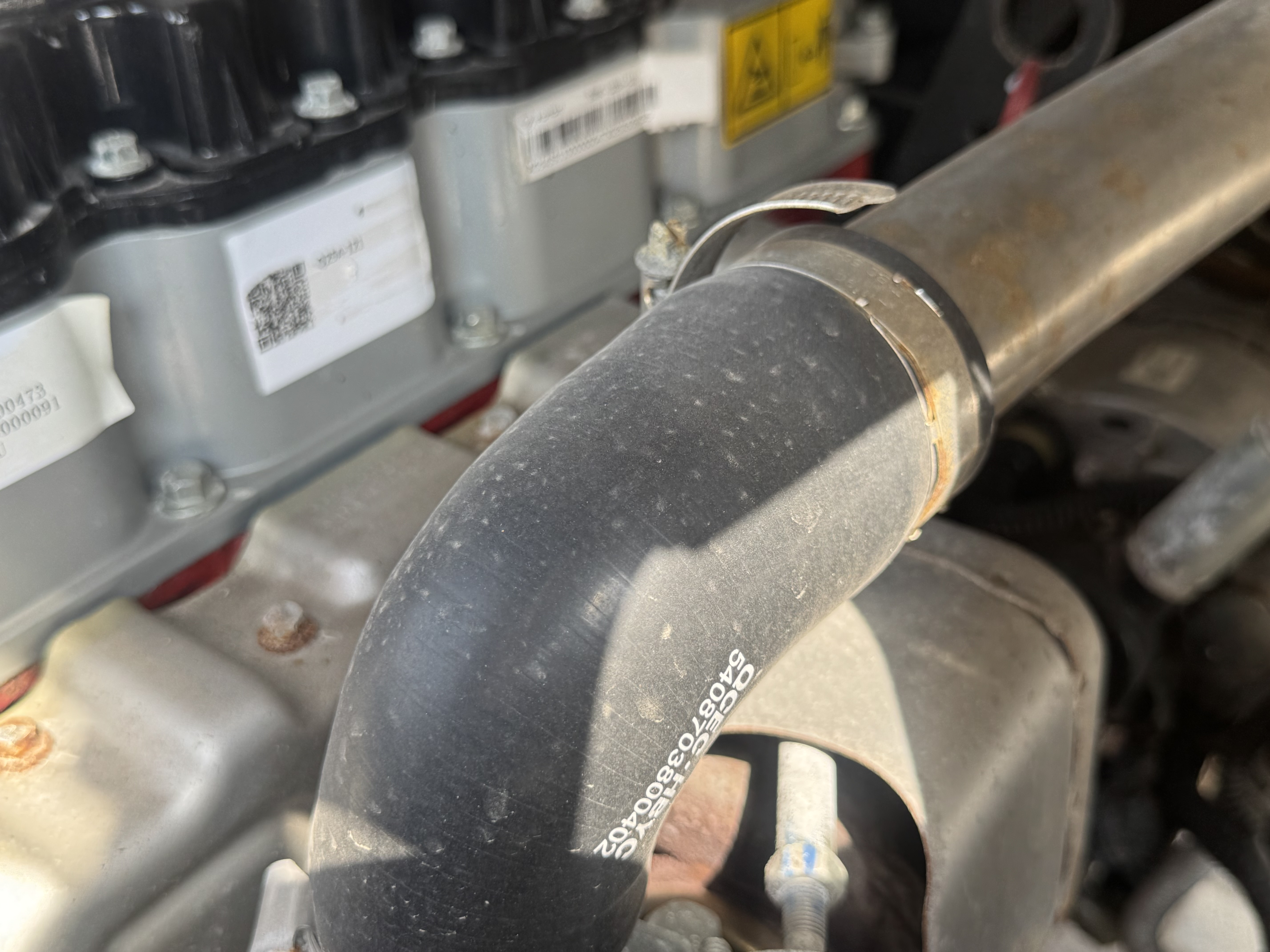 TMA-003-XCMG-GKS285-Truck-mounted-boom-lifts-inspection-Engine-Hoses-1