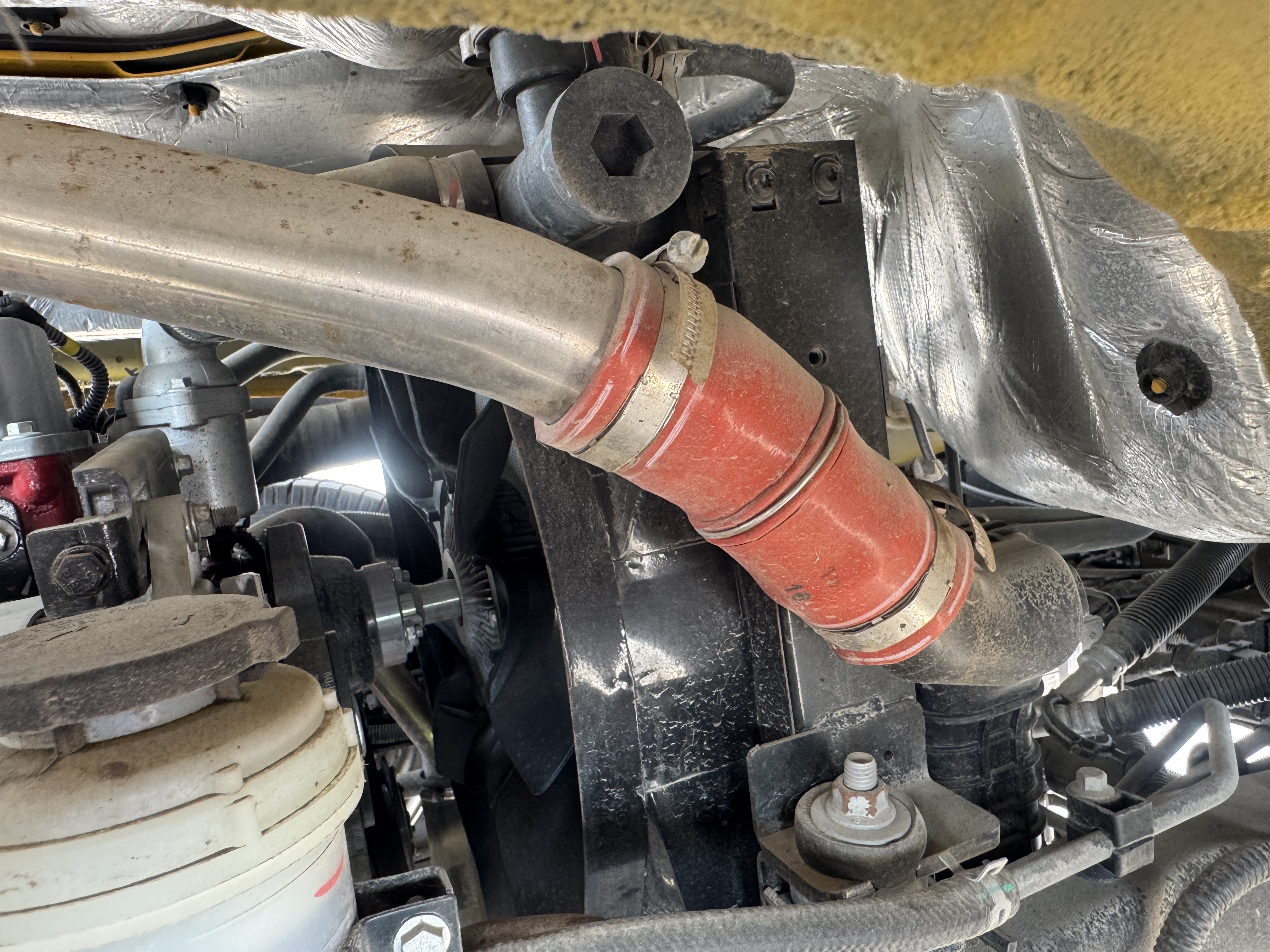 TMA-003-XCMG-GKS285-Truck-mounted-boom-lifts-inspection-Engine-Hoses-1