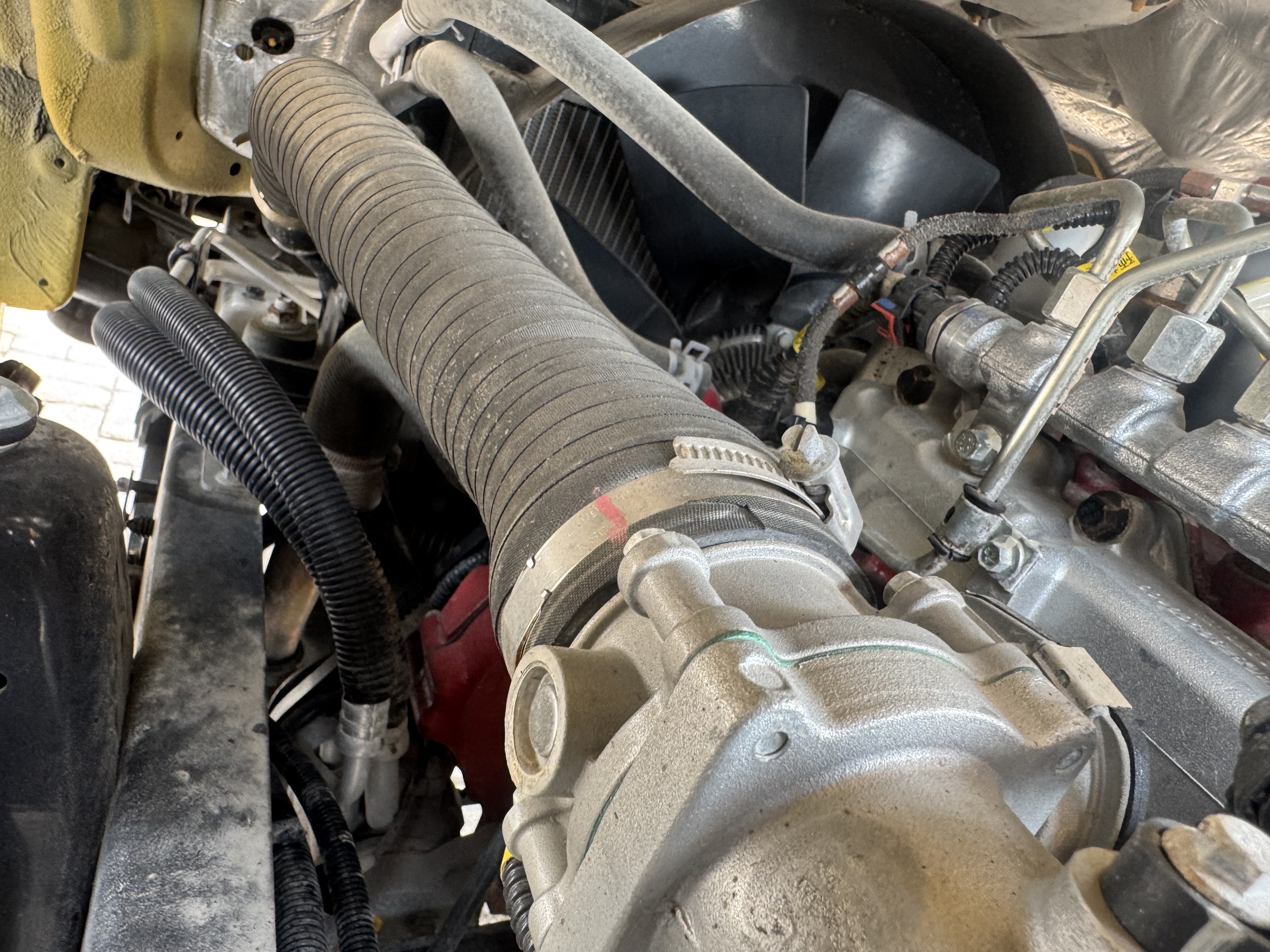 TMA-003-XCMG-GKS285-Truck-mounted-boom-lifts-inspection-Engine-Hoses-1