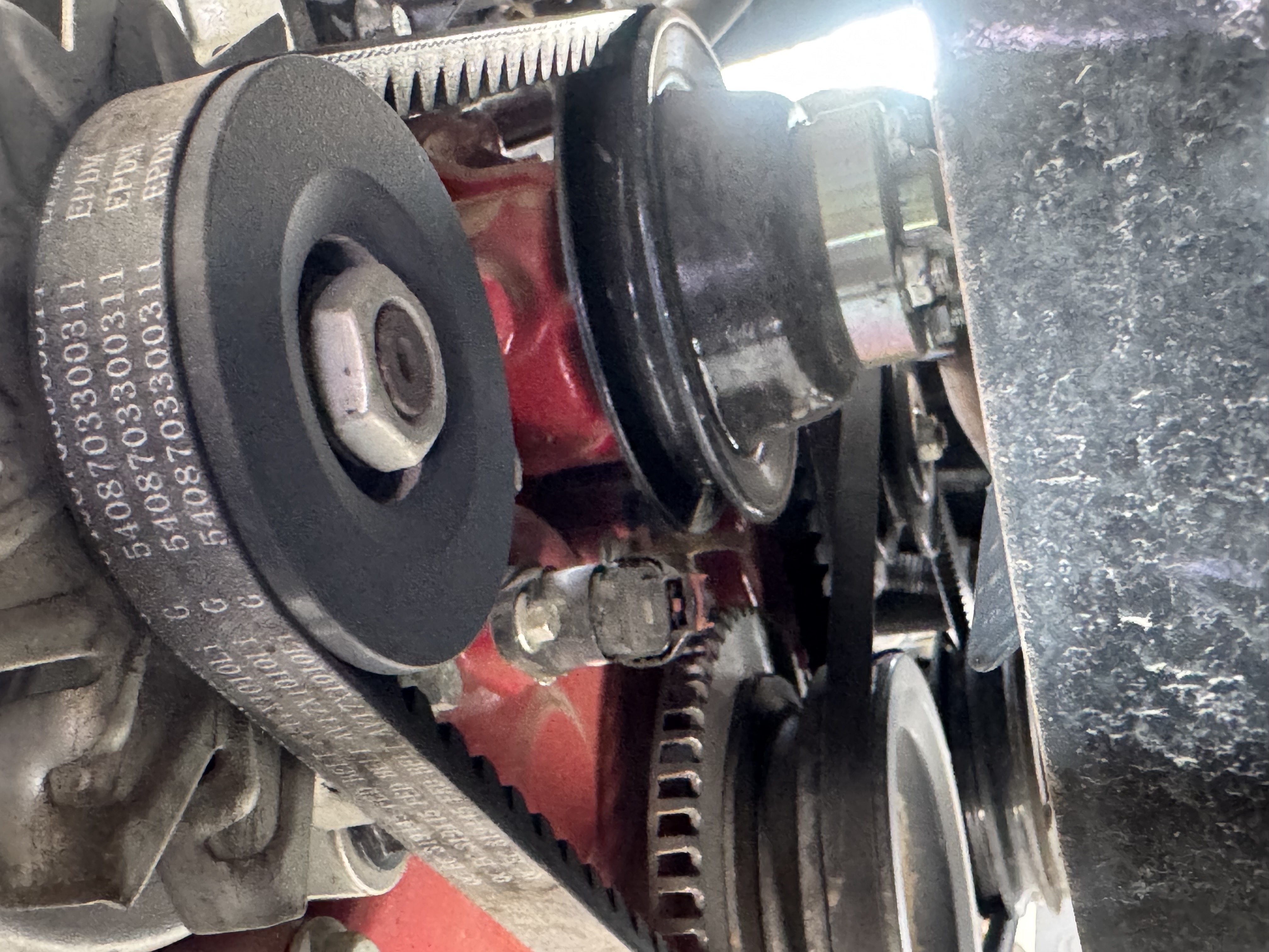 TMA-003-XCMG-GKS285-Truck-mounted-boom-lifts-inspection-Engine-Belt-1