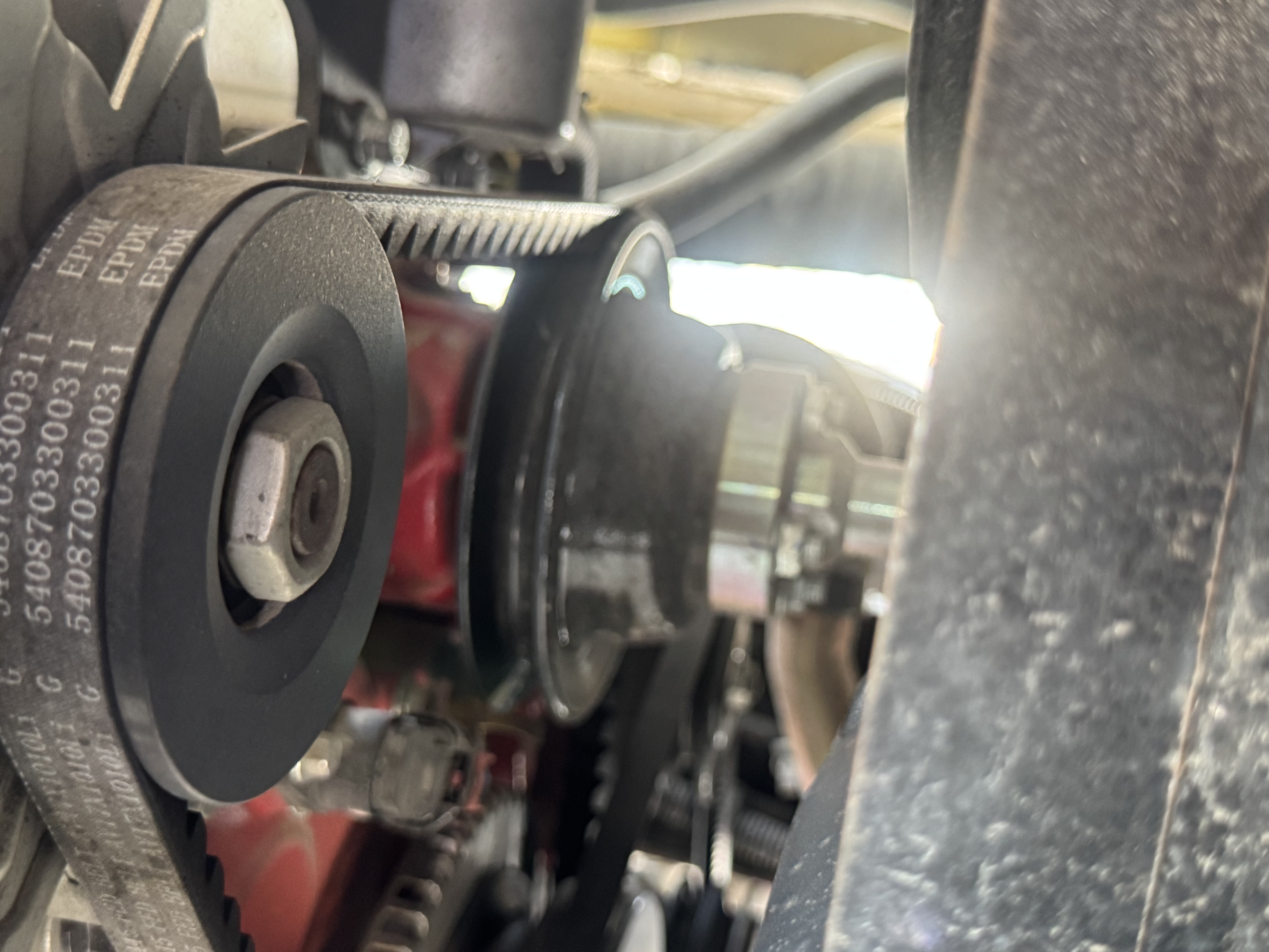 TMA-003-XCMG-GKS285-Truck-mounted-boom-lifts-inspection-Engine-Belt-1