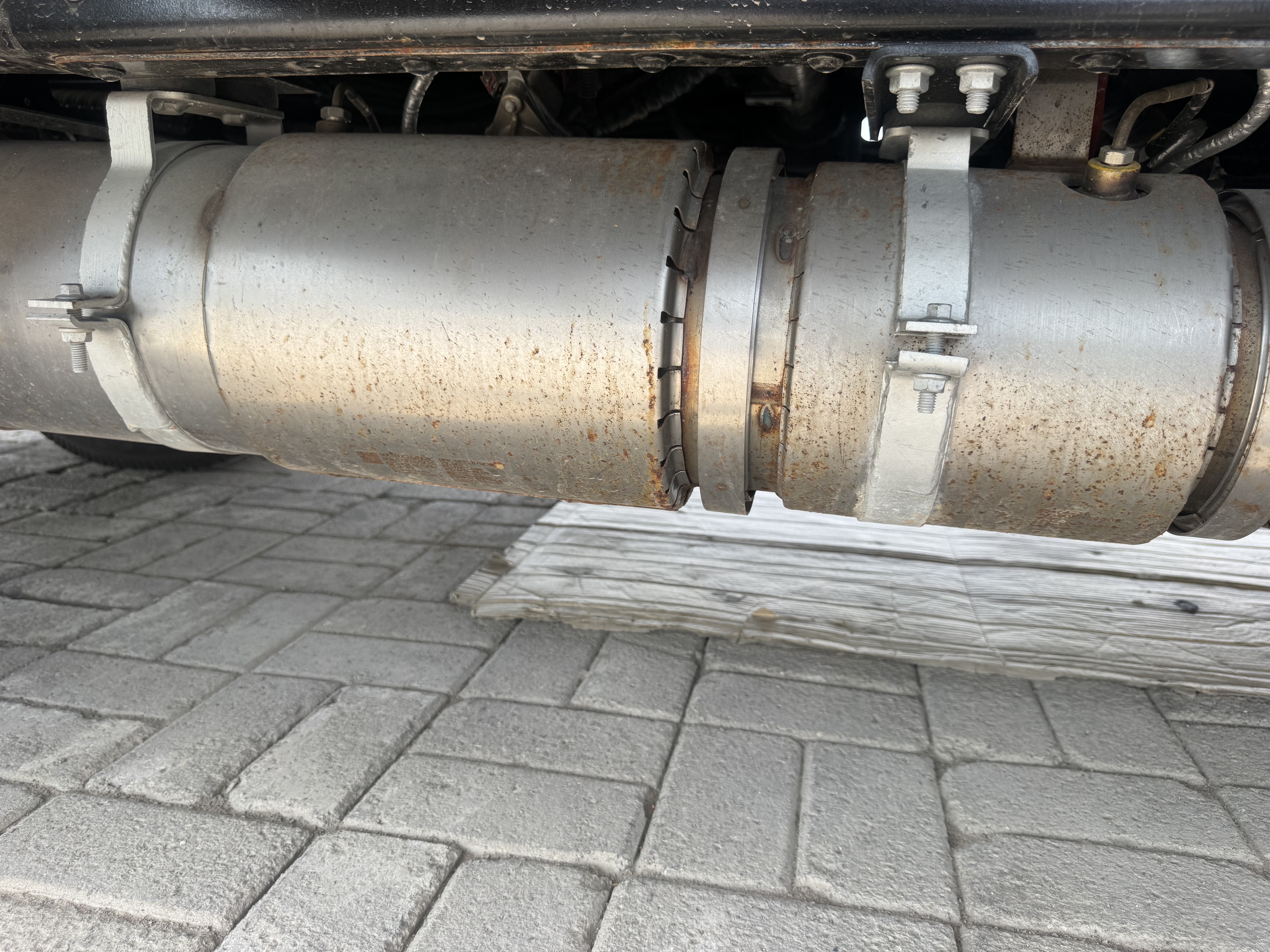 TMA-003-XCMG-GKS285-Truck-mounted-boom-lifts-inspection-Engine-Exhaust-system-1
