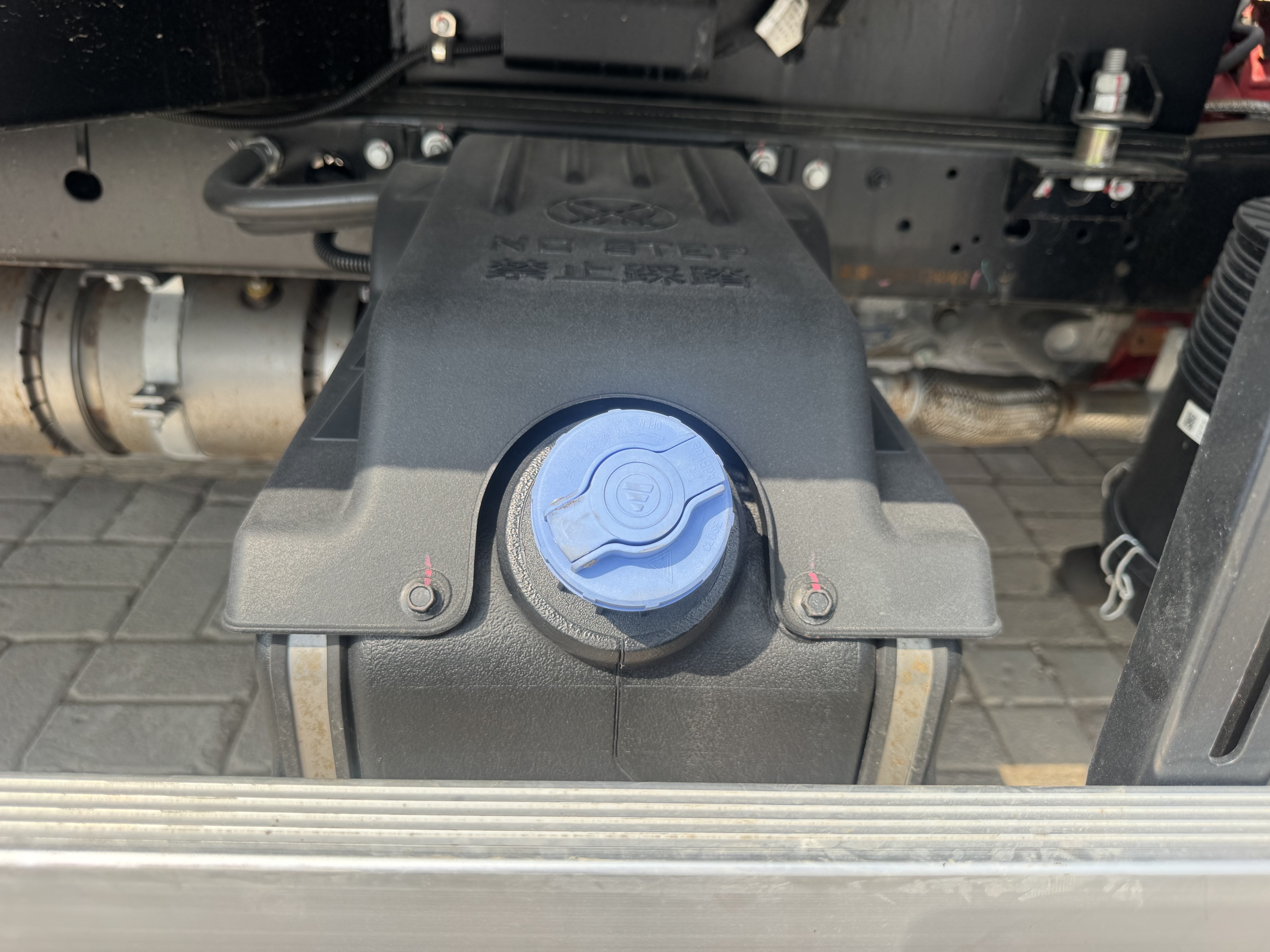 TMA-003-XCMG-GKS285-Truck-mounted-boom-lifts-inspection-Engine-Adblue-tank-1