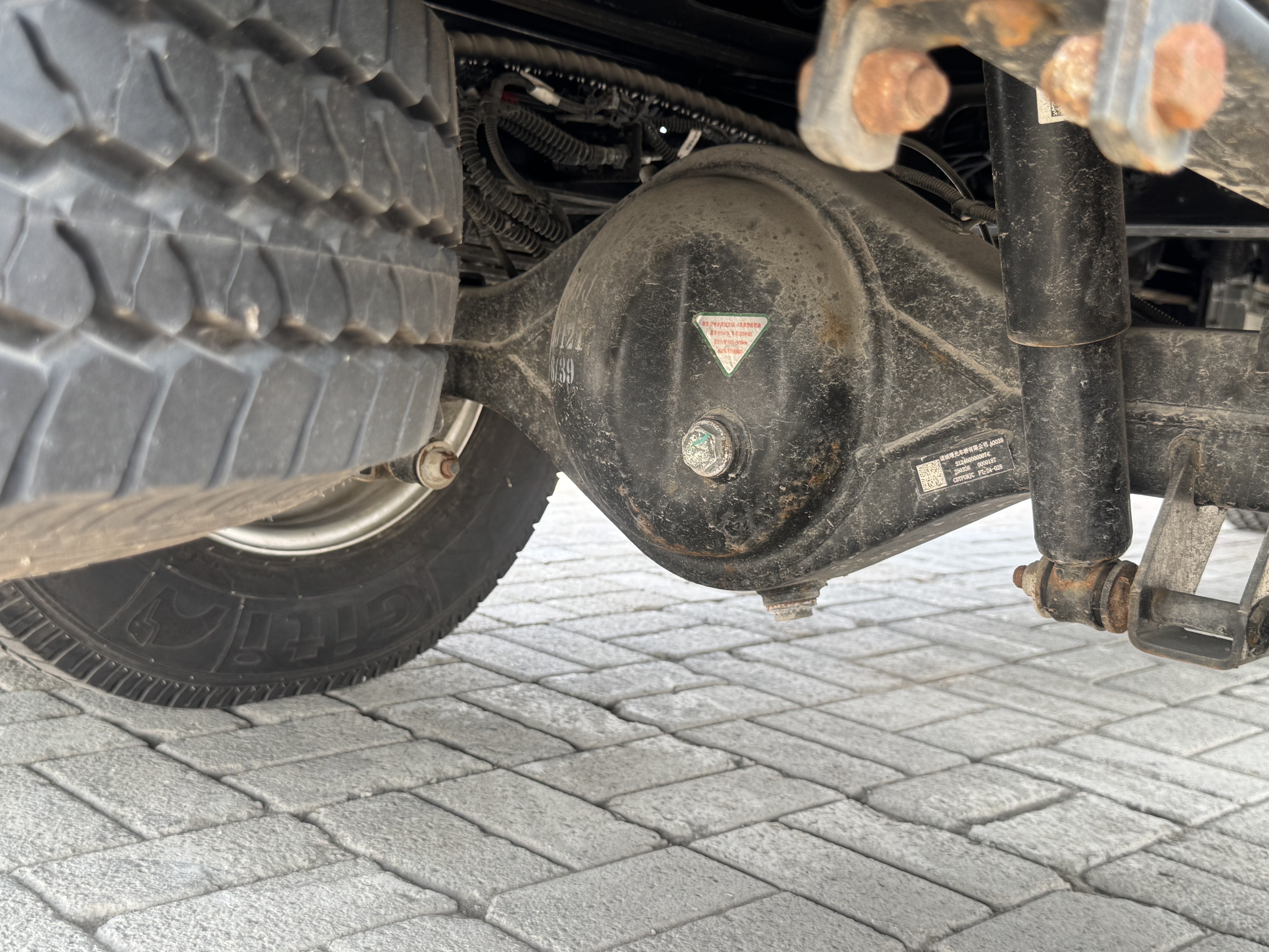 TMA-003-XCMG-GKS285-Truck-mounted-boom-lifts-inspection-Drive-system-Axle-housing-1