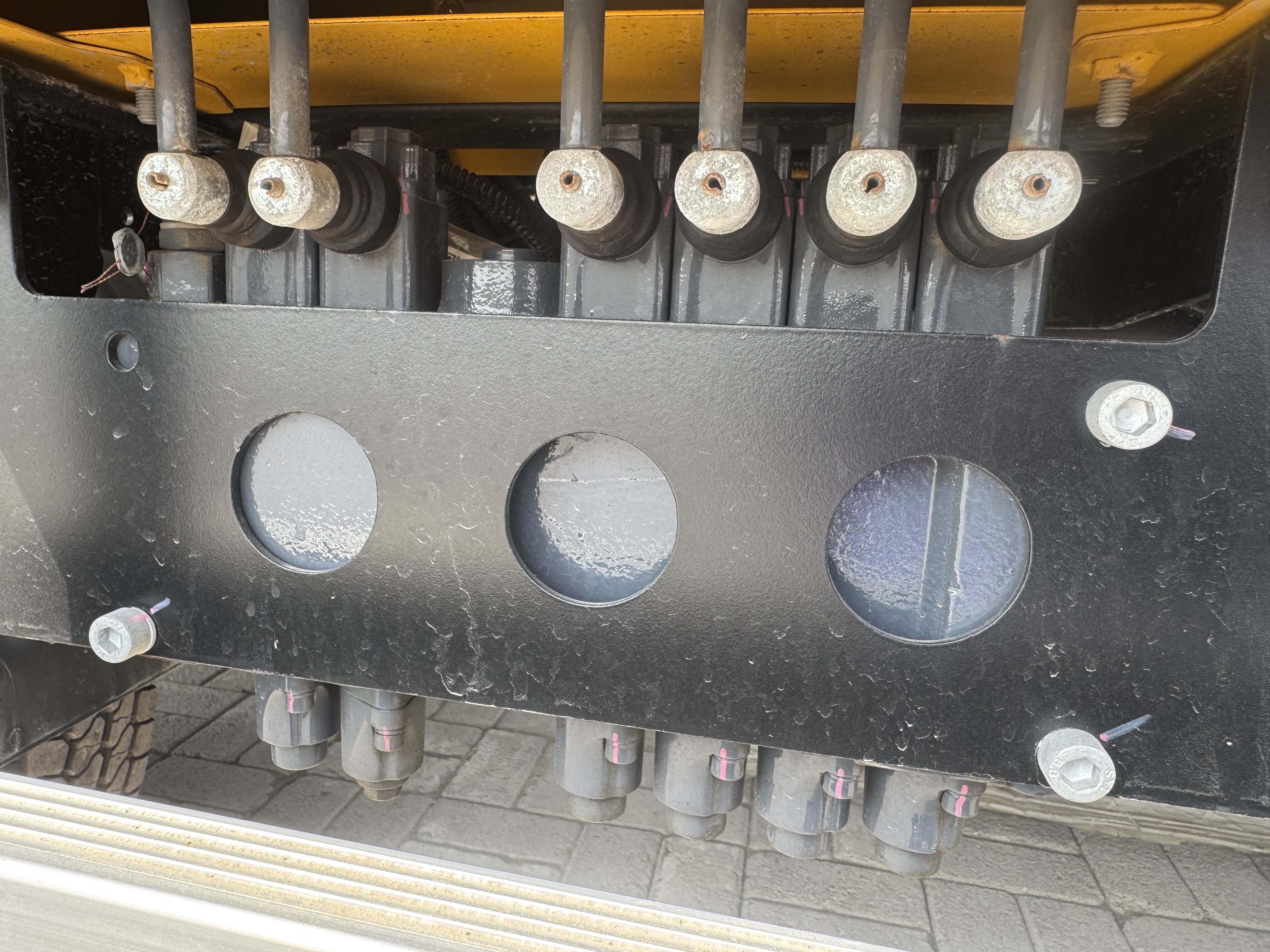 TMA-003-XCMG-GKS285-Truck-mounted-boom-lifts-inspection-Hydraulics-Main-control-valve-(MCV)-1