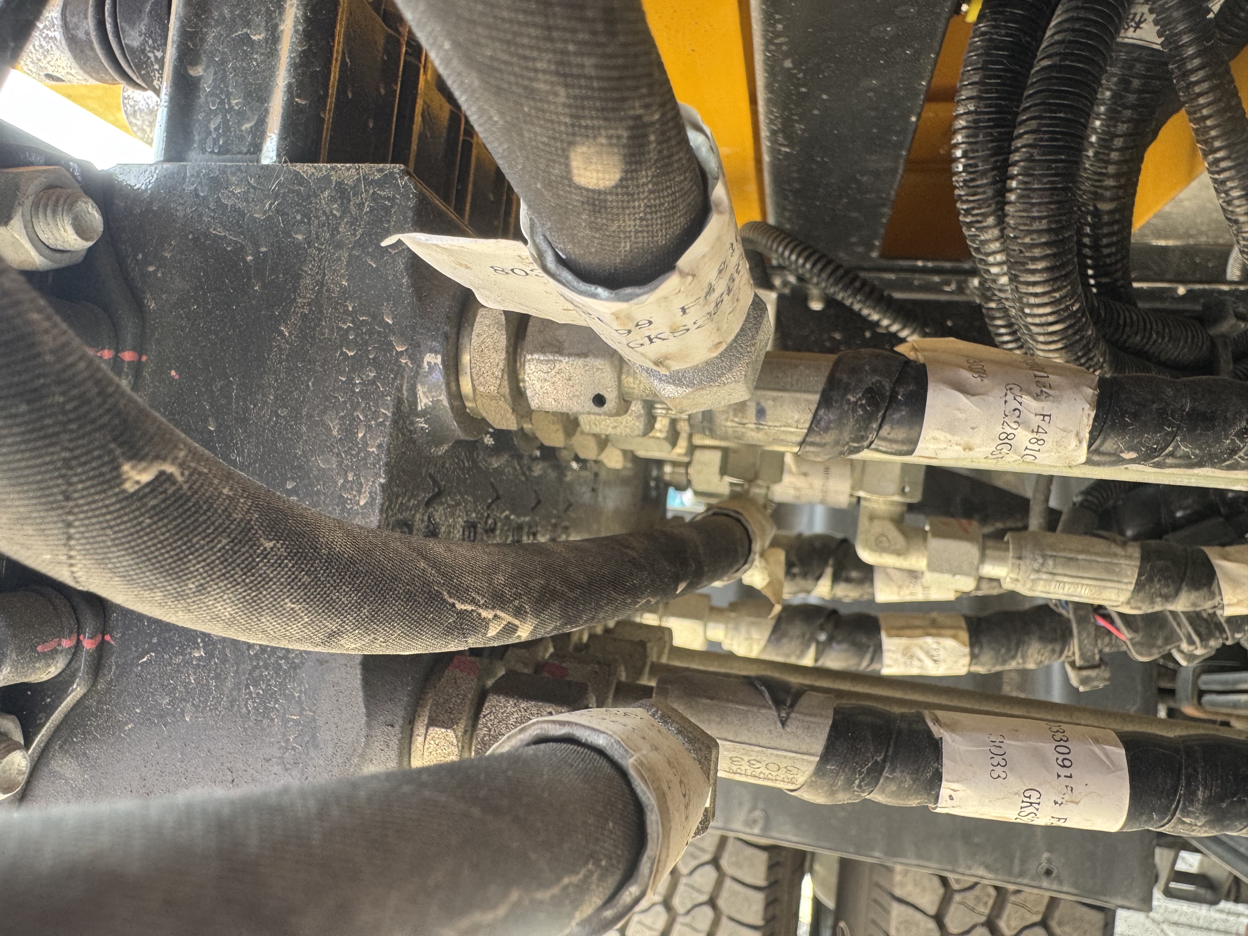 TMA-003-XCMG-GKS285-Truck-mounted-boom-lifts-inspection-Hydraulics-Main-control-valve-(MCV)-1