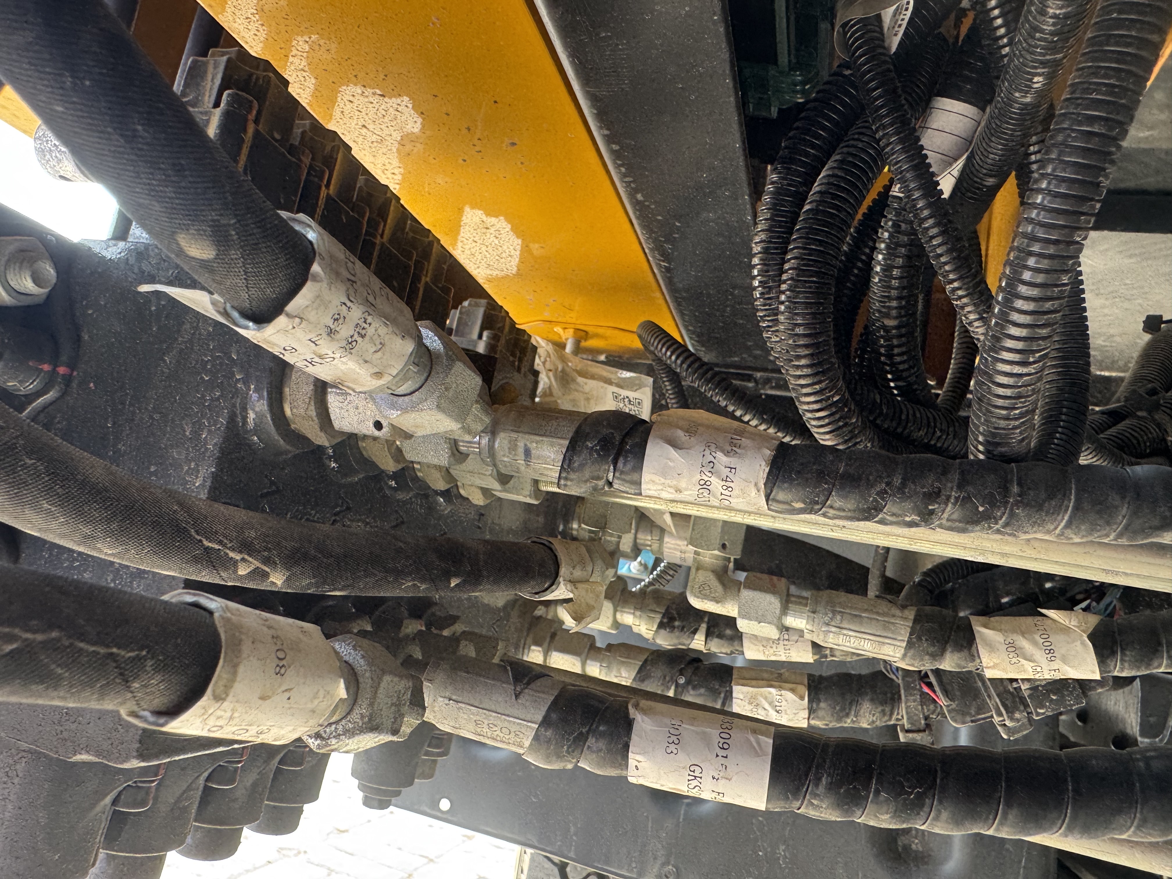 TMA-003-XCMG-GKS285-Truck-mounted-boom-lifts-inspection-Hydraulics-Main-control-valve-(MCV)-1