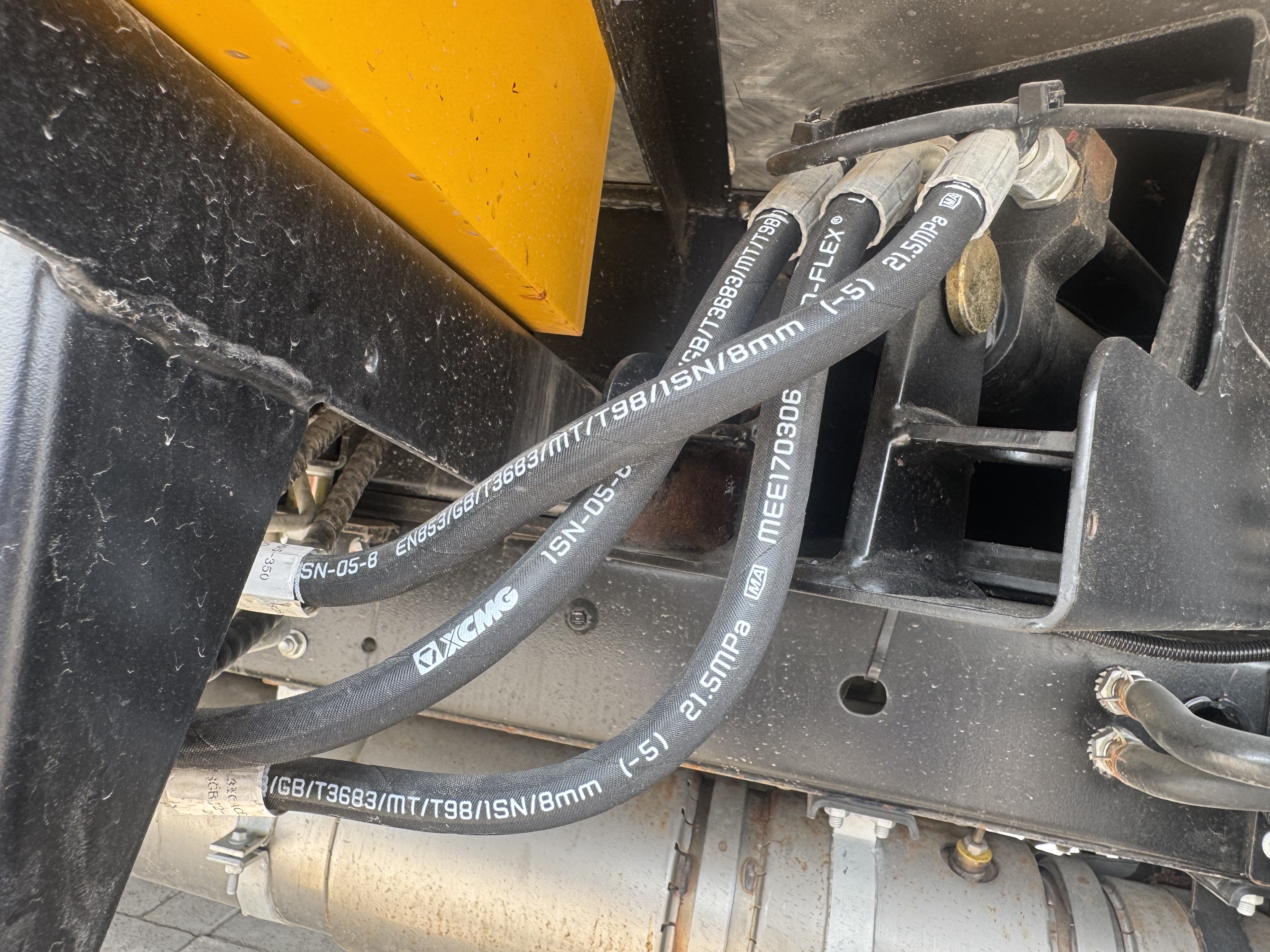 TMA-003-XCMG-GKS285-Truck-mounted-boom-lifts-inspection-Hydraulics-Hydraulic-hoses-and-lines-1