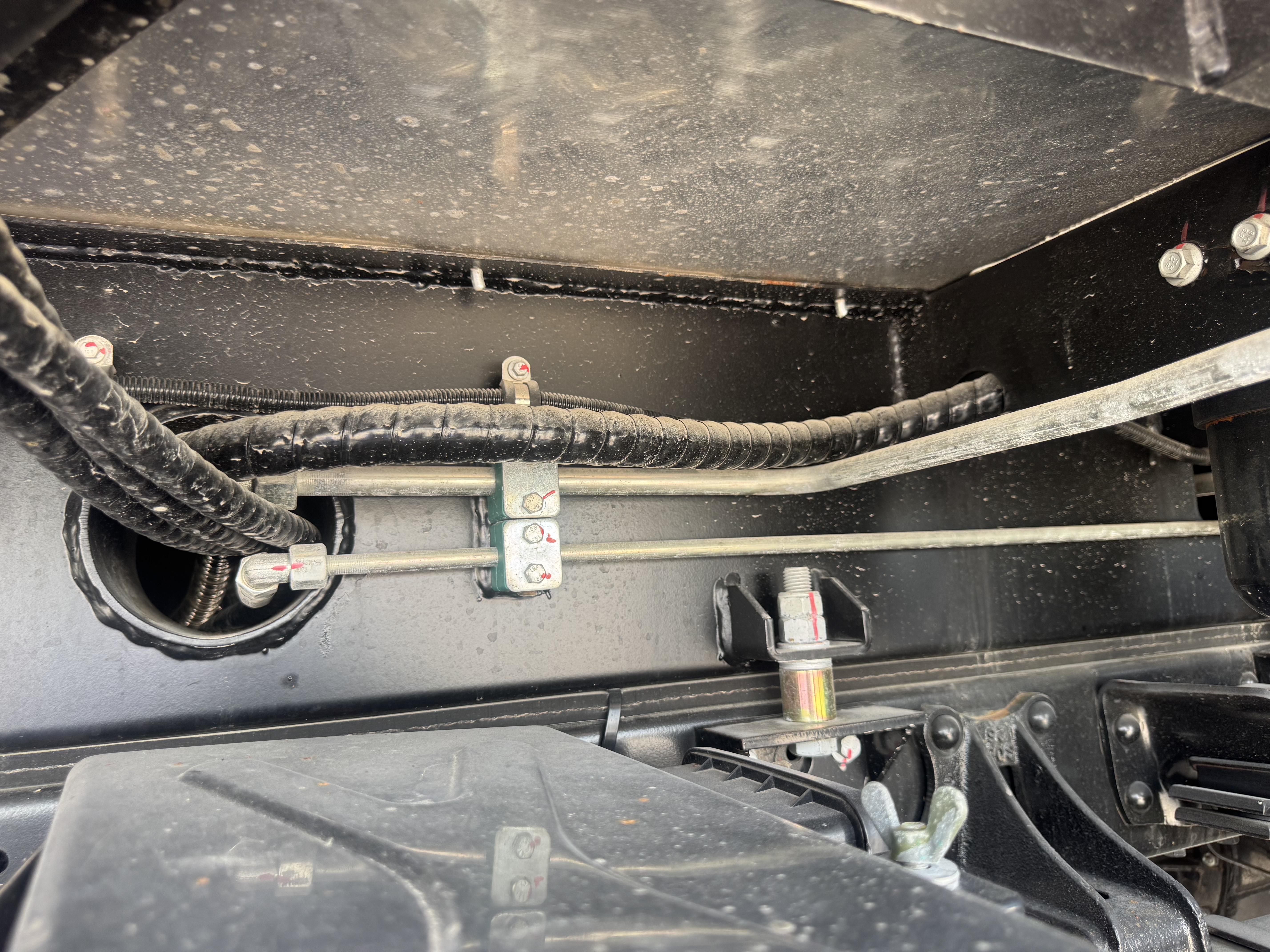 TMA-003-XCMG-GKS285-Truck-mounted-boom-lifts-inspection-Hydraulics-Hydraulic-hoses-and-lines-1