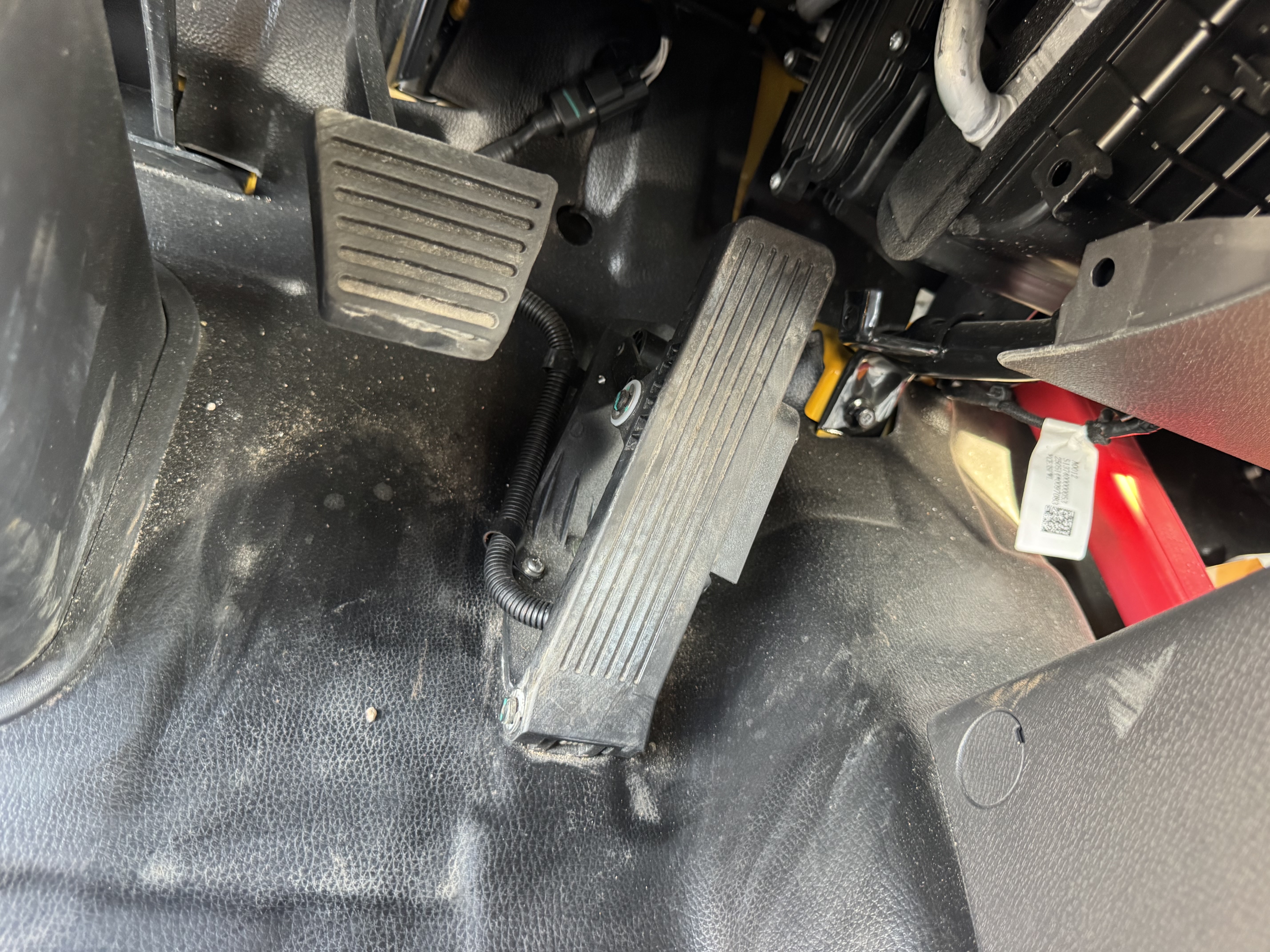 TMA-003-XCMG-GKS285-Truck-mounted-boom-lifts-inspection-Cabin-Pedals-1