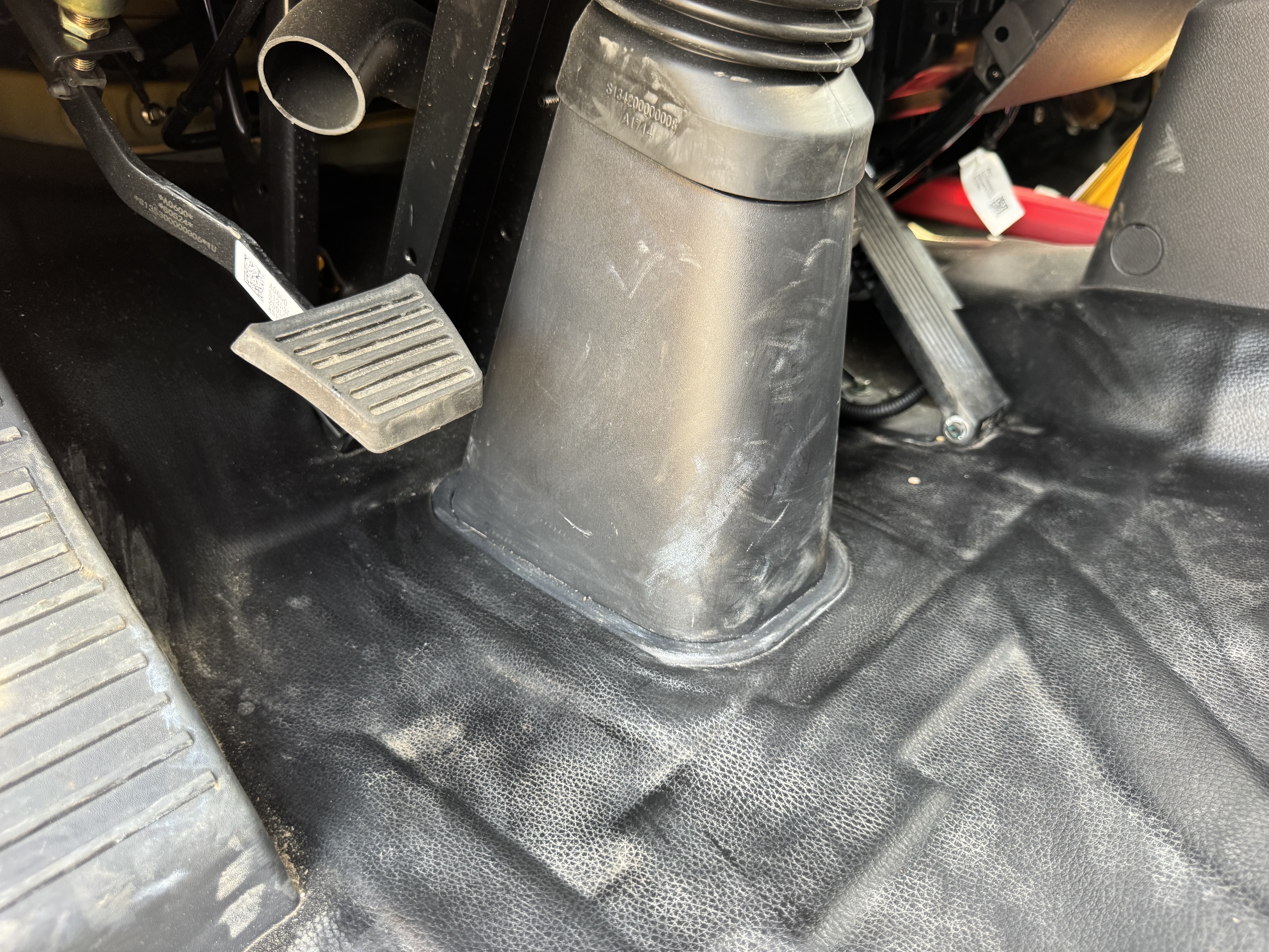 TMA-003-XCMG-GKS285-Truck-mounted-boom-lifts-inspection-Cabin-Pedals-1