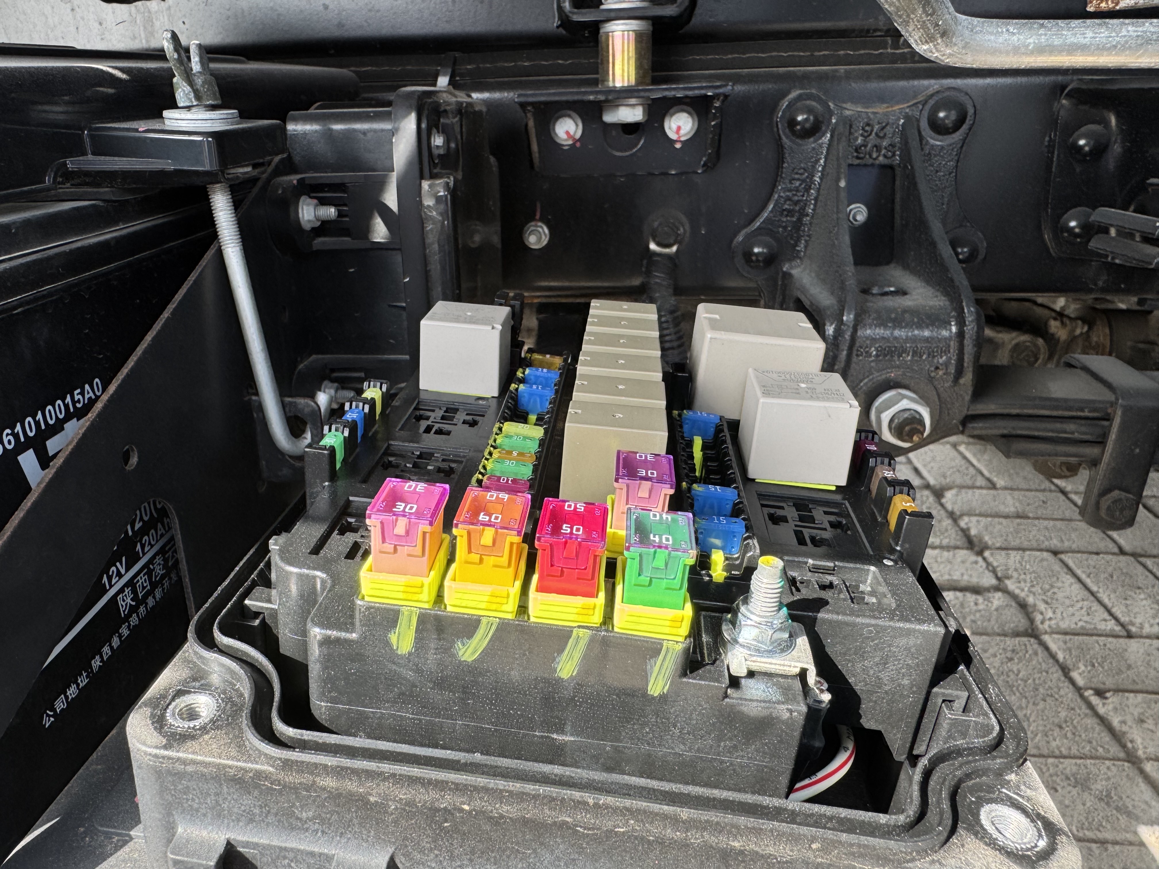 TMA-003-XCMG-GKS285-Truck-mounted-boom-lifts-inspection-Electronics-Fuse-box-1