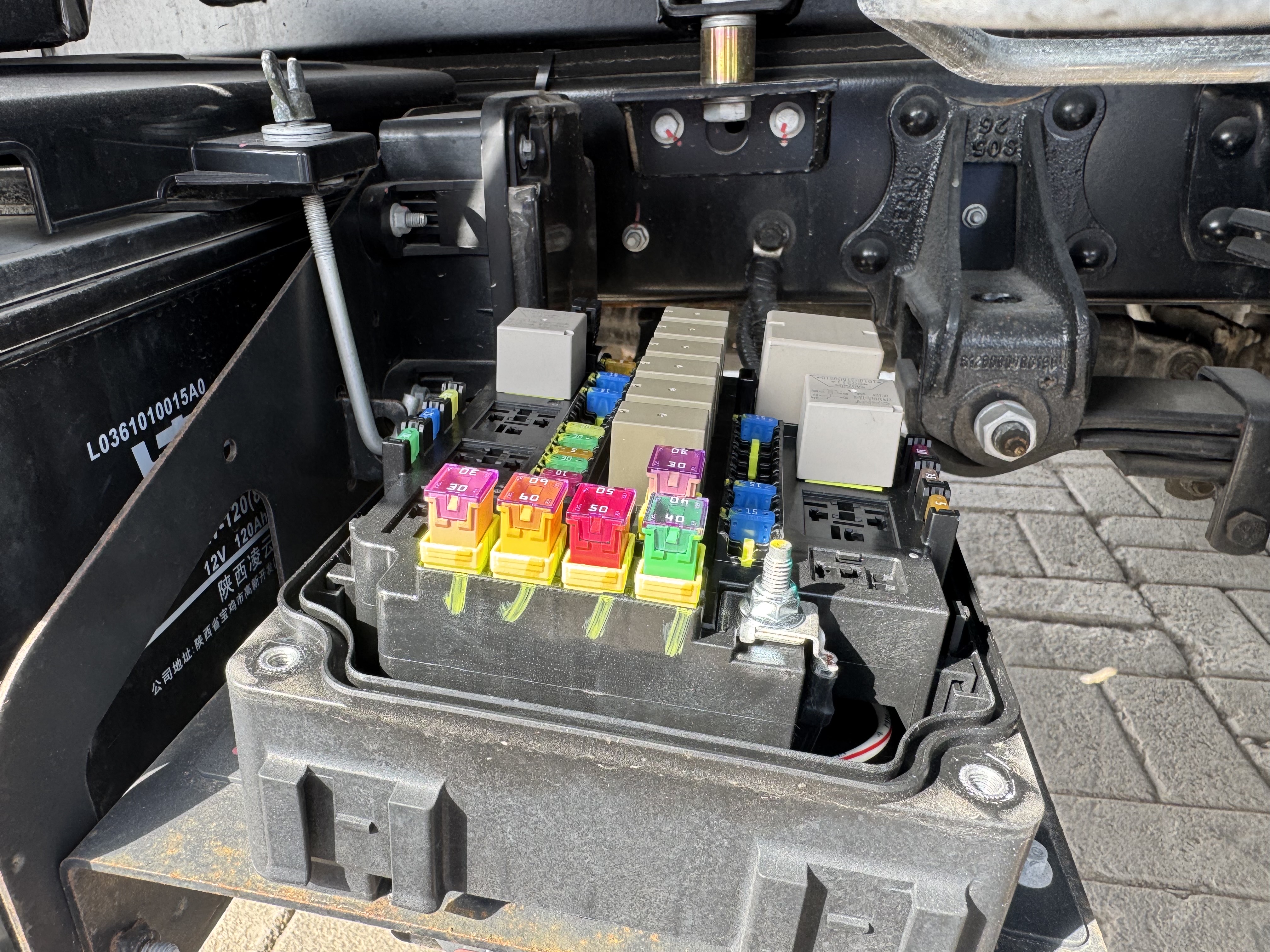 TMA-003-XCMG-GKS285-Truck-mounted-boom-lifts-inspection-Electronics-Fuse-box-1