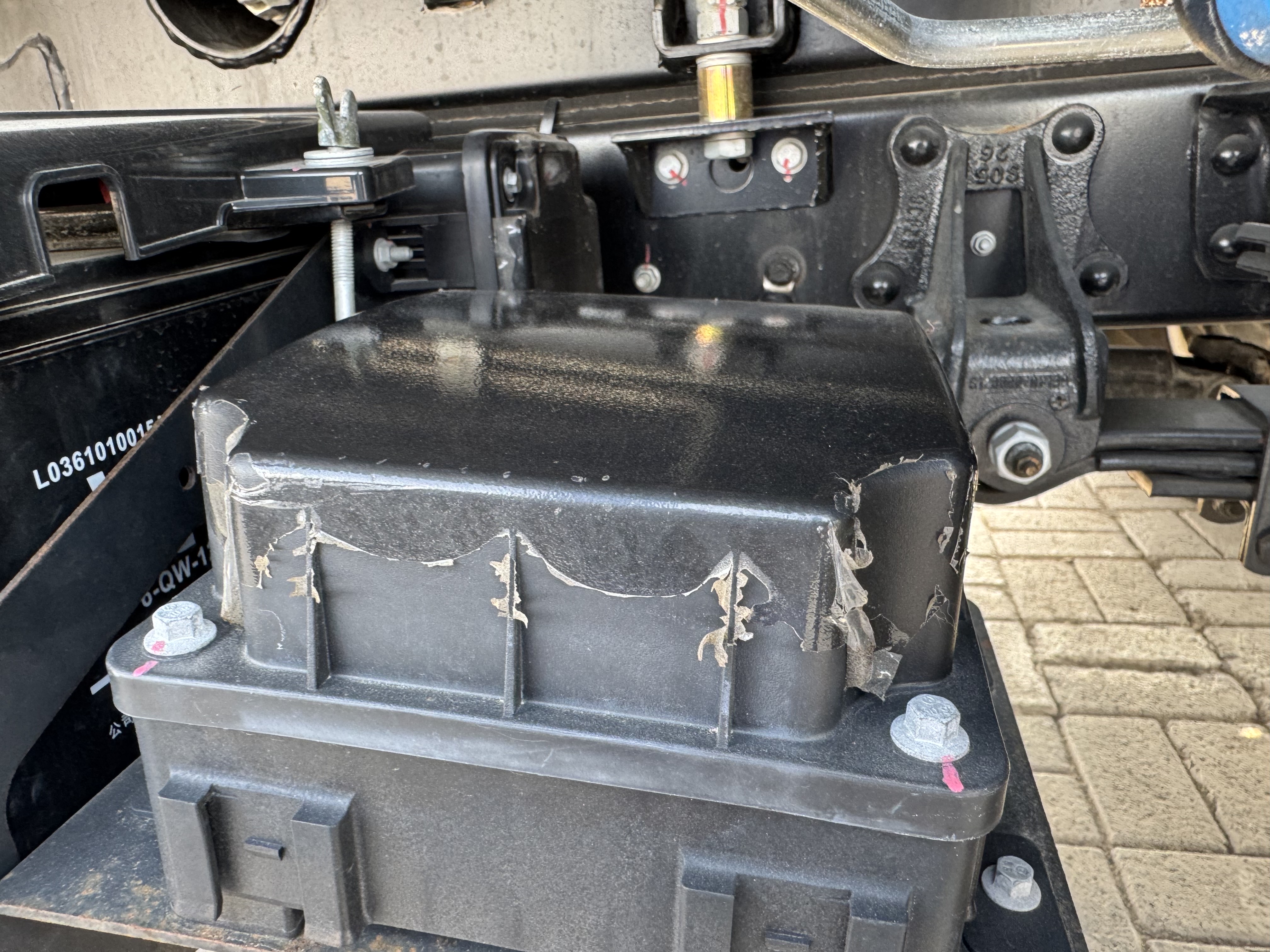 TMA-003-XCMG-GKS285-Truck-mounted-boom-lifts-inspection-Electronics-Fuse-box-1